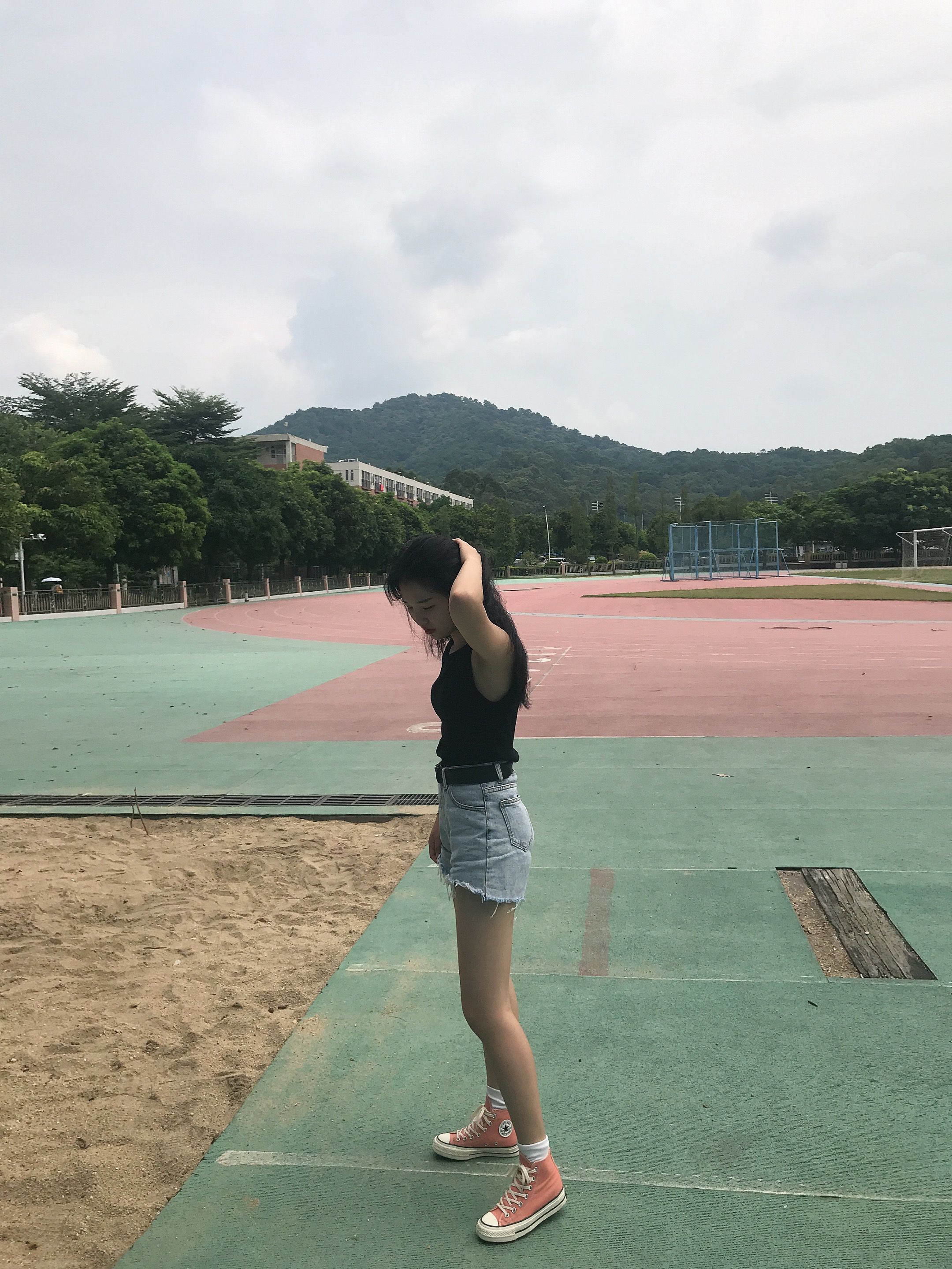 《热裤学妹操场上的棉袜脚+视频2部》作品图