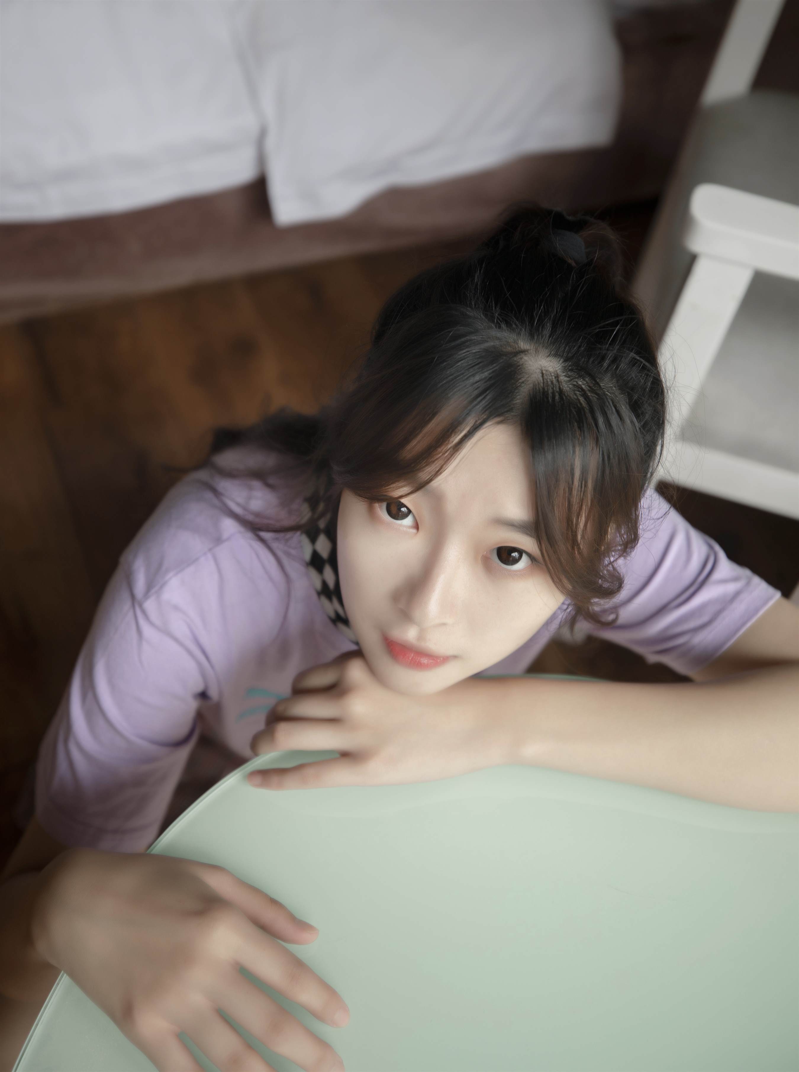 《运动鞋の丝袜脚丫》作品图