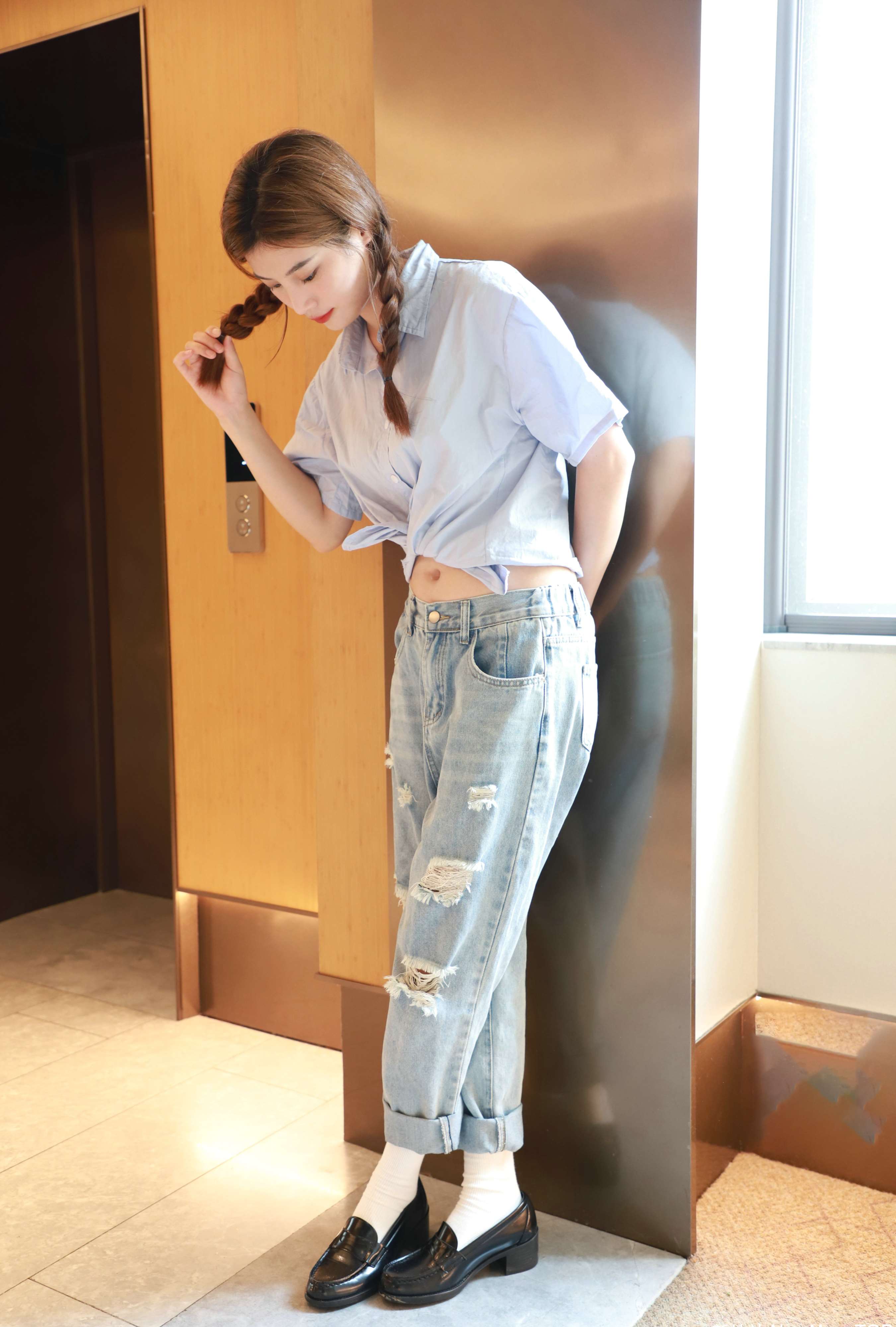 《牛仔少女脱袜闻袜》作品图