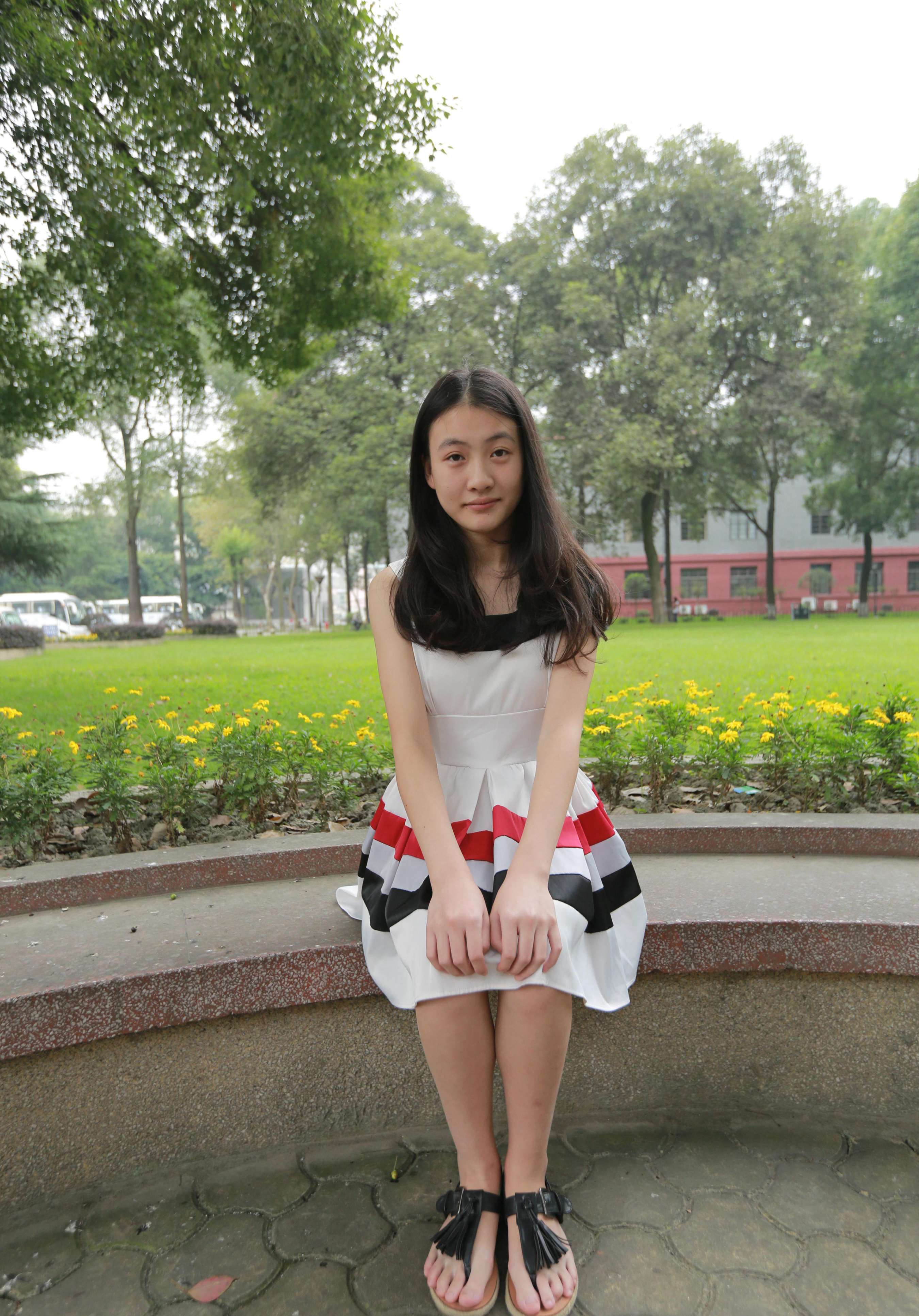 《公园凉拖脚丫》作品图