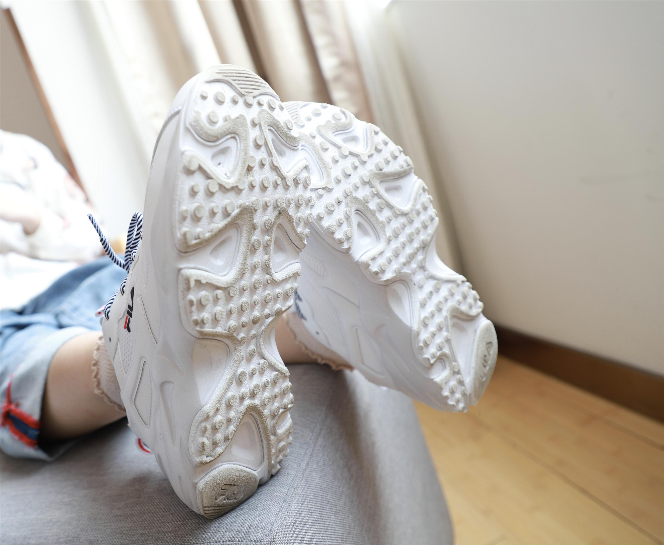 《运动鞋の棉袜脚丫》作品图