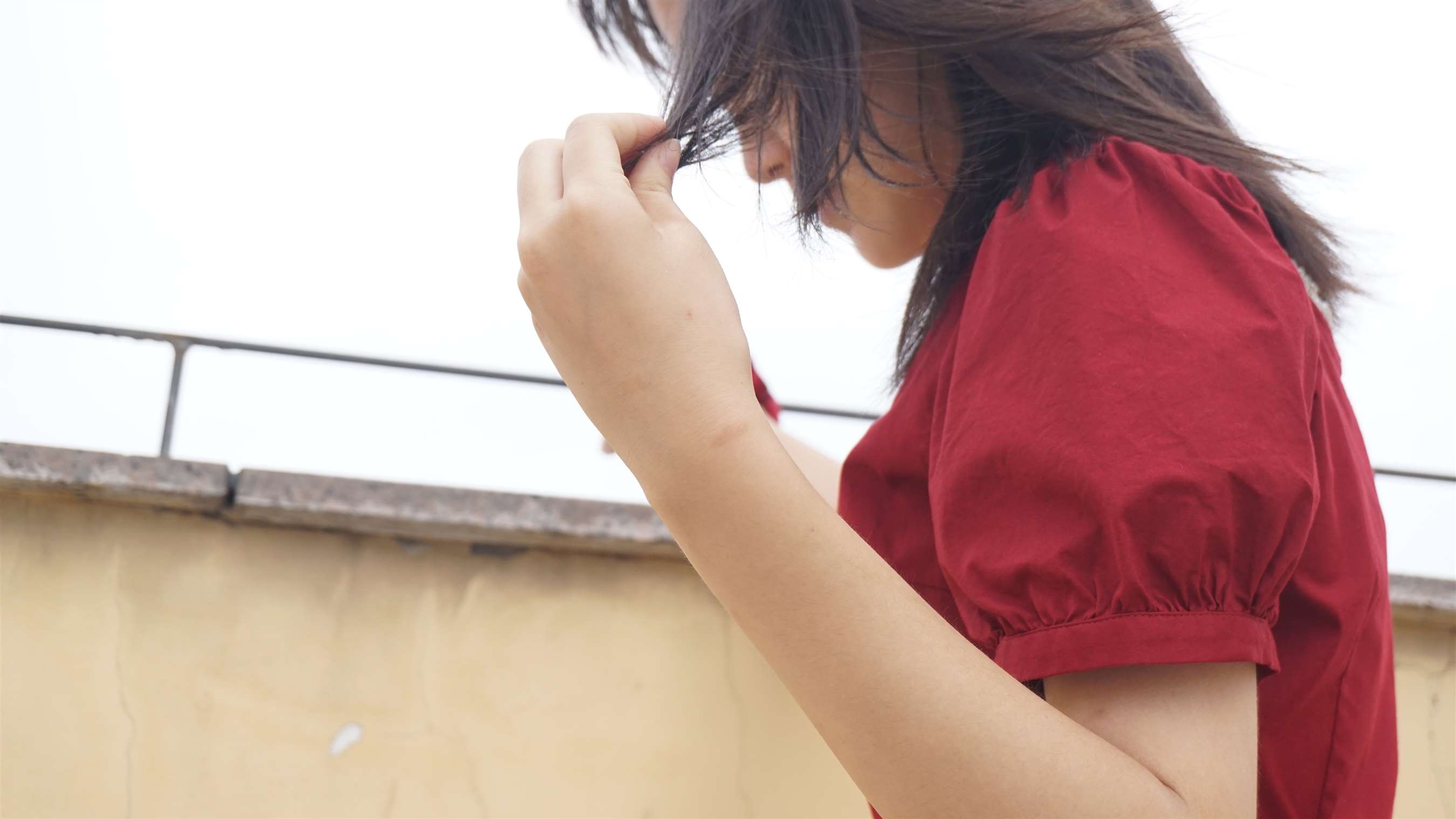 《天台红裙裸足》作品图