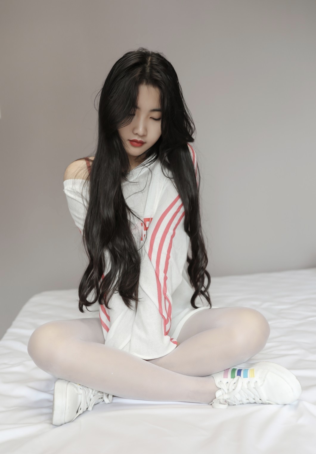 《旅馆板鞋の白丝脚丫》作品图