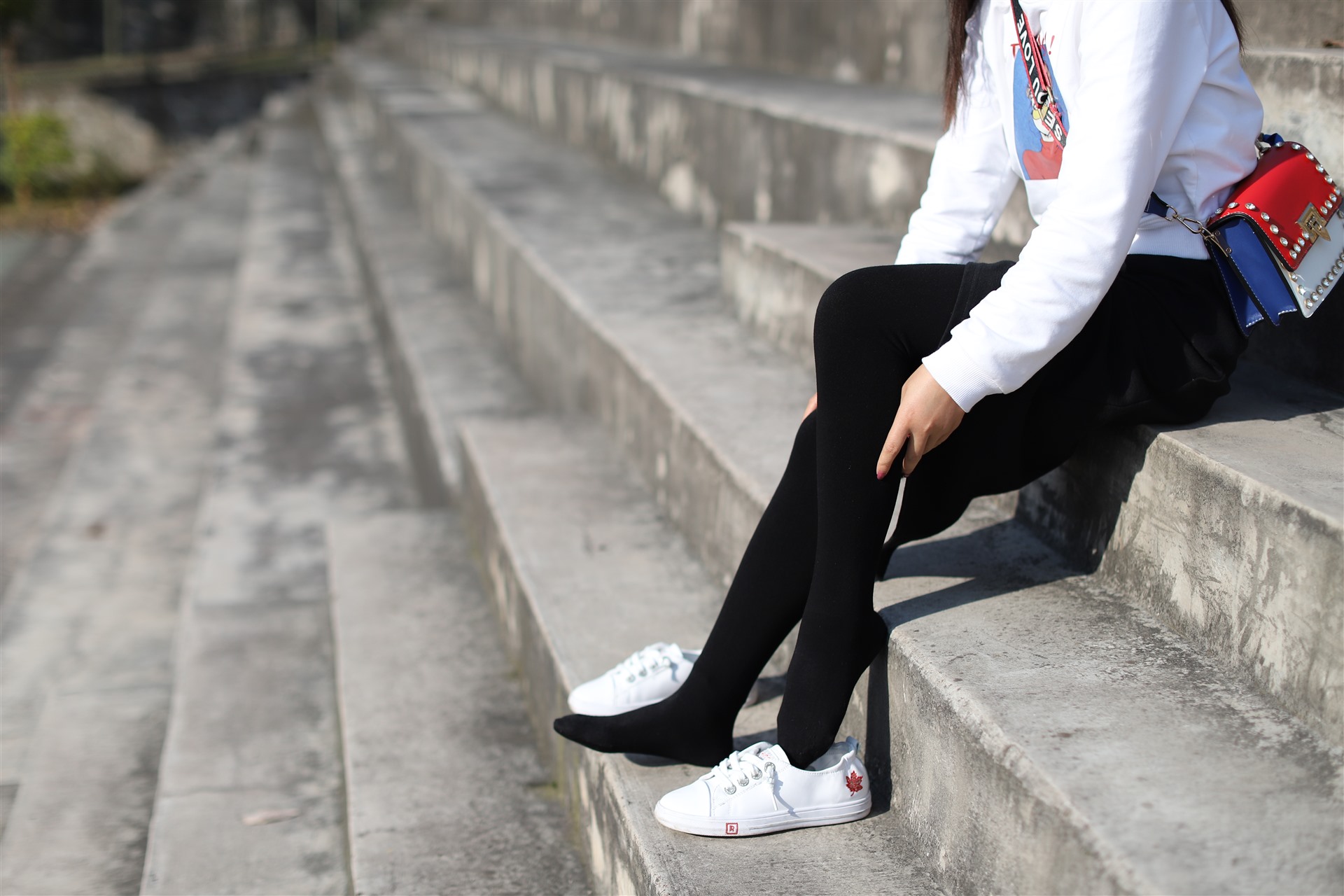 《学妹厚黑丝袜脚丫》作品图