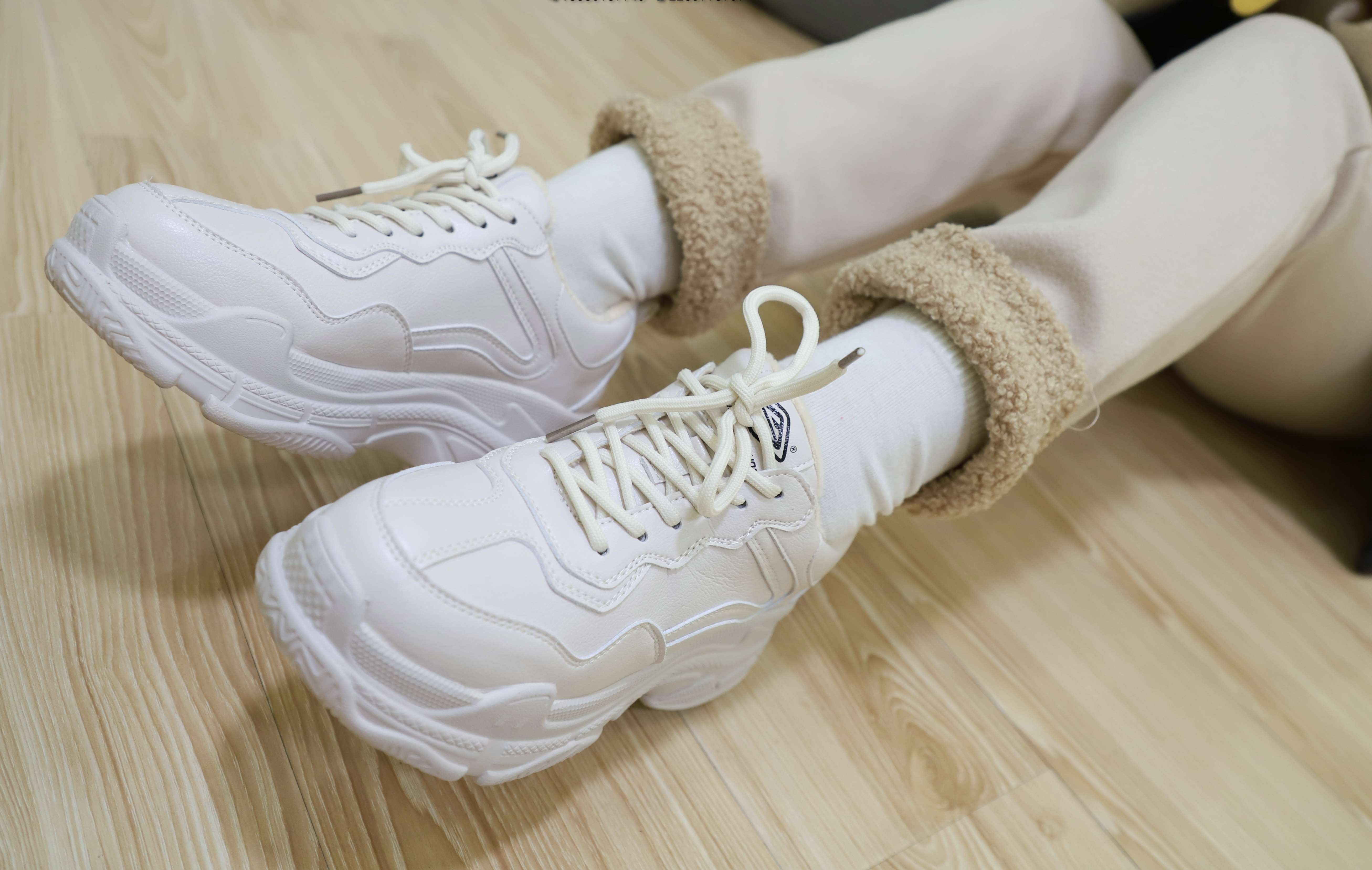 《运动鞋の白棉袜脚》作品图