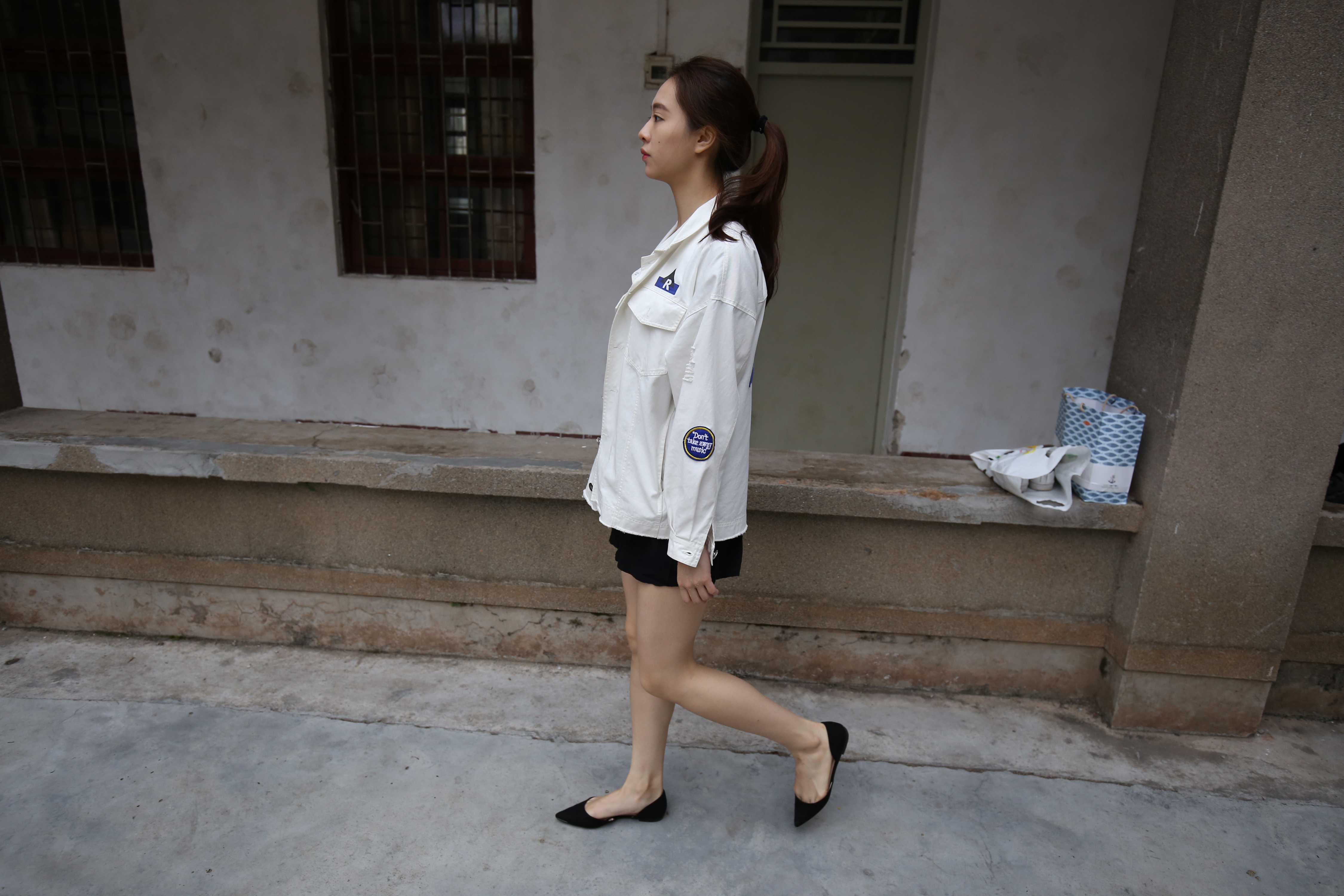 《高挑学姐赤足穿平跟鞋の船袜脚》作品图