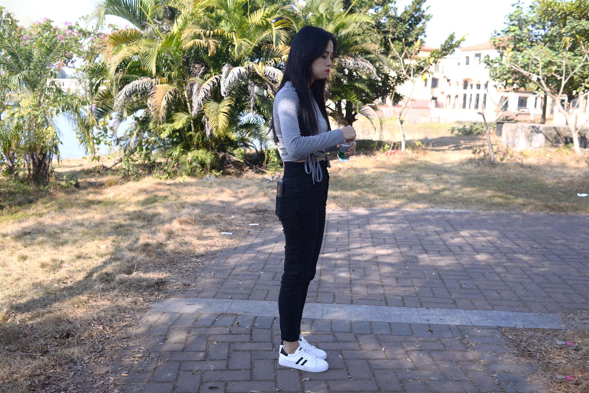 《单车上的船袜女孩》作品图