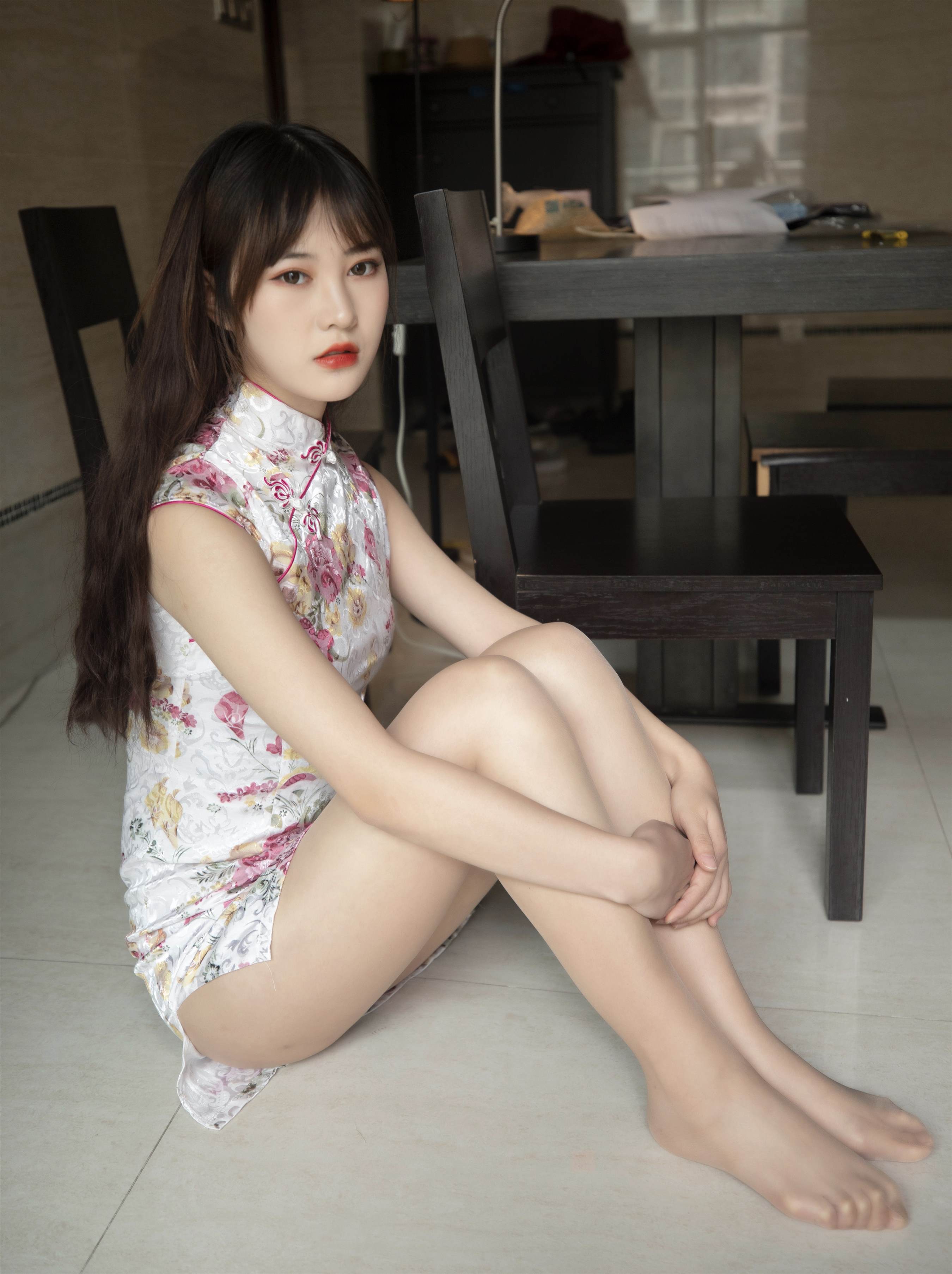 《旗袍丝脚丫》作品图