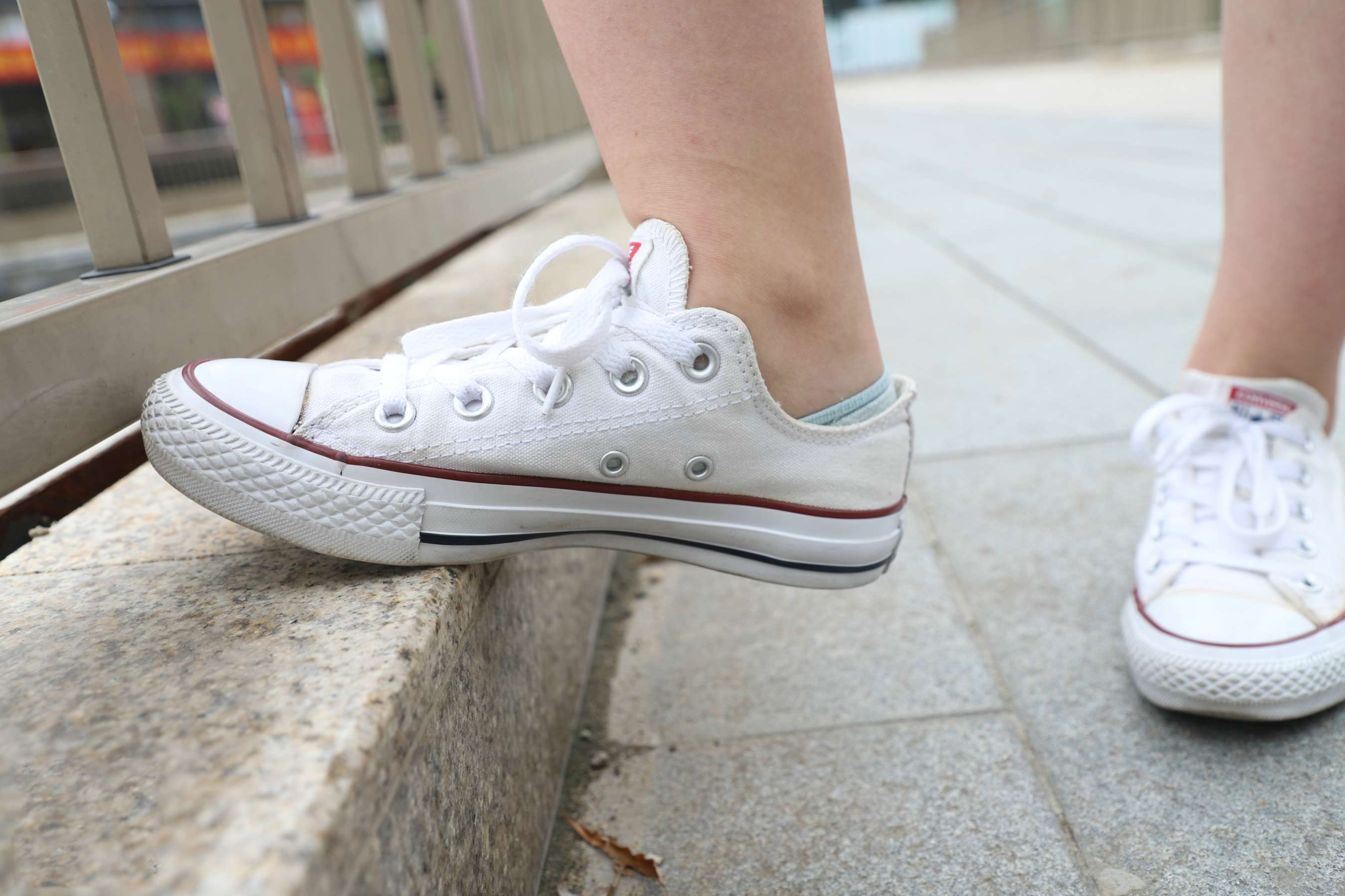 《师妹脱掉帆布鞋给你看》作品图