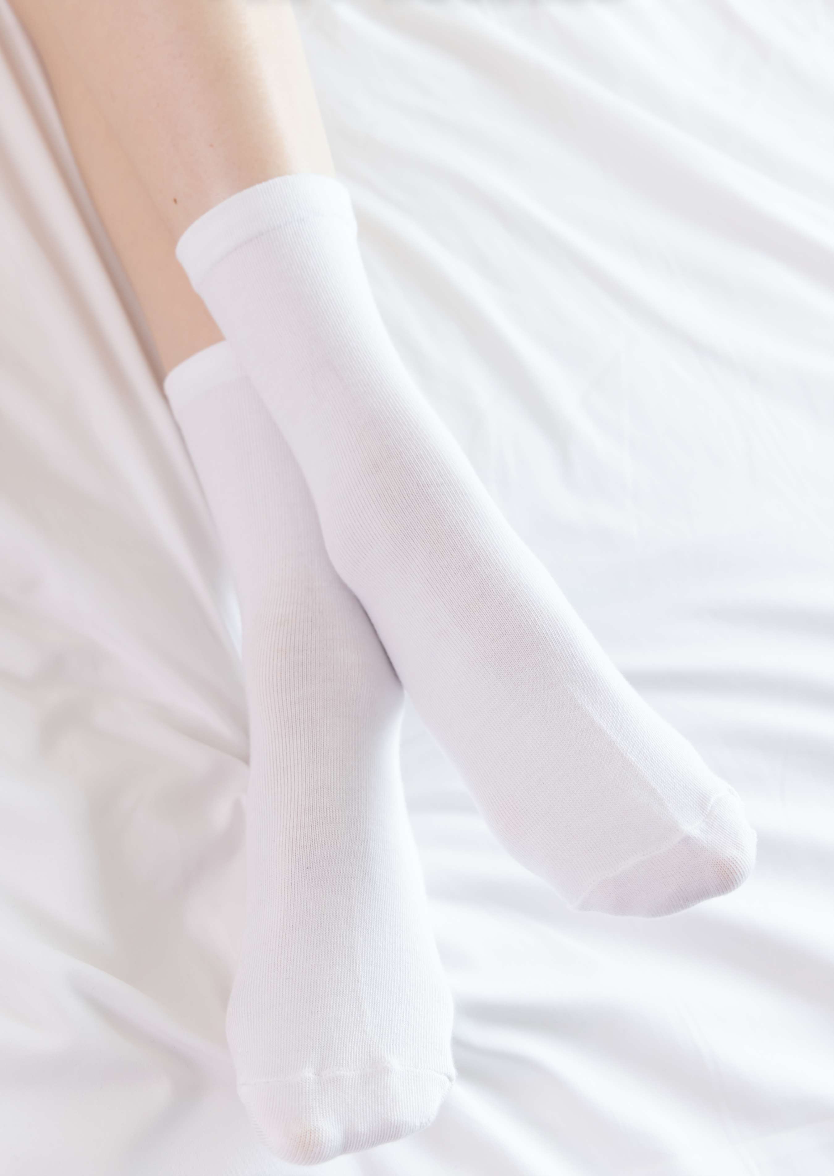 《稚予-板鞋白棉袜の灰色棉船袜》作品图