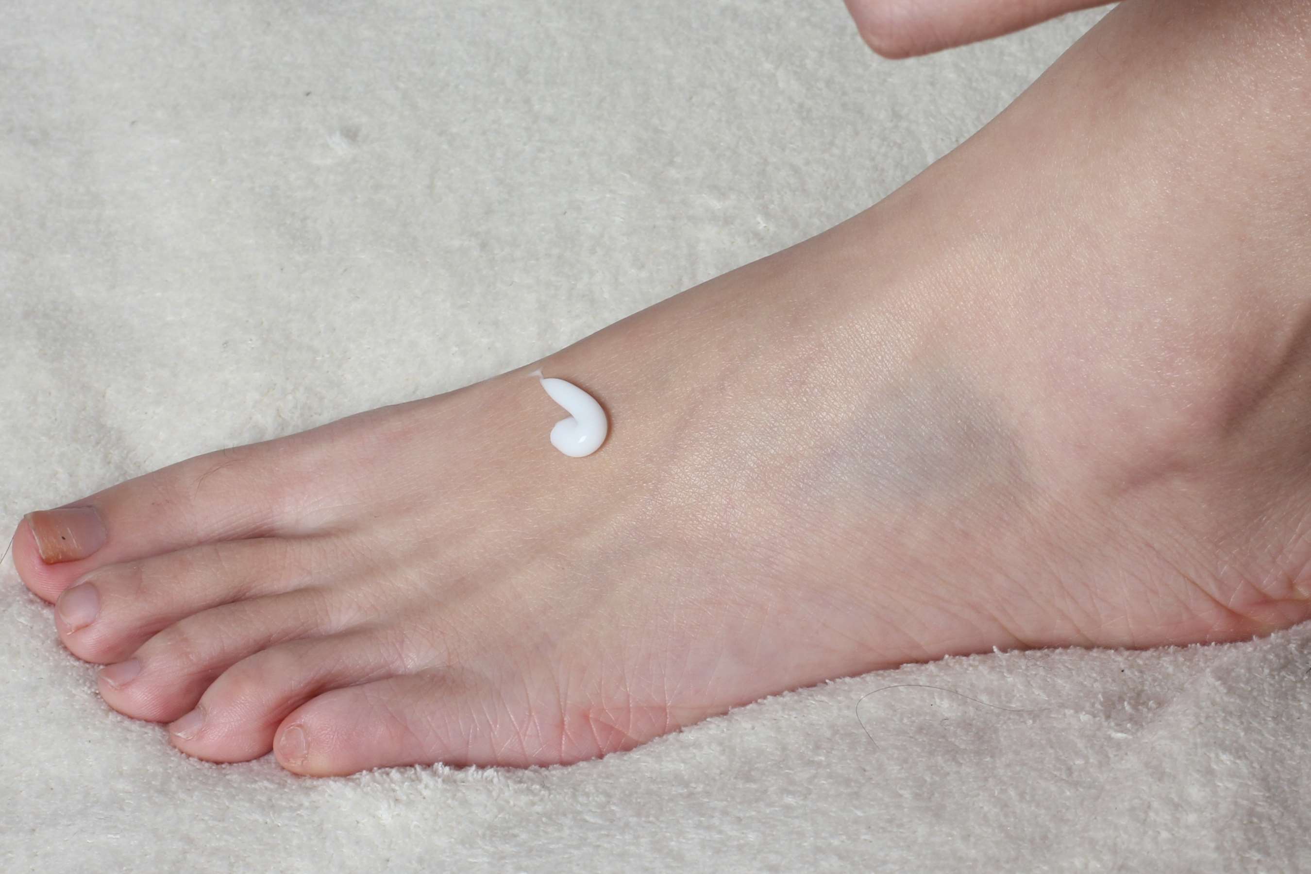 《实拍徒弟的女朋友护理纤细白嫩的脚丫》作品图