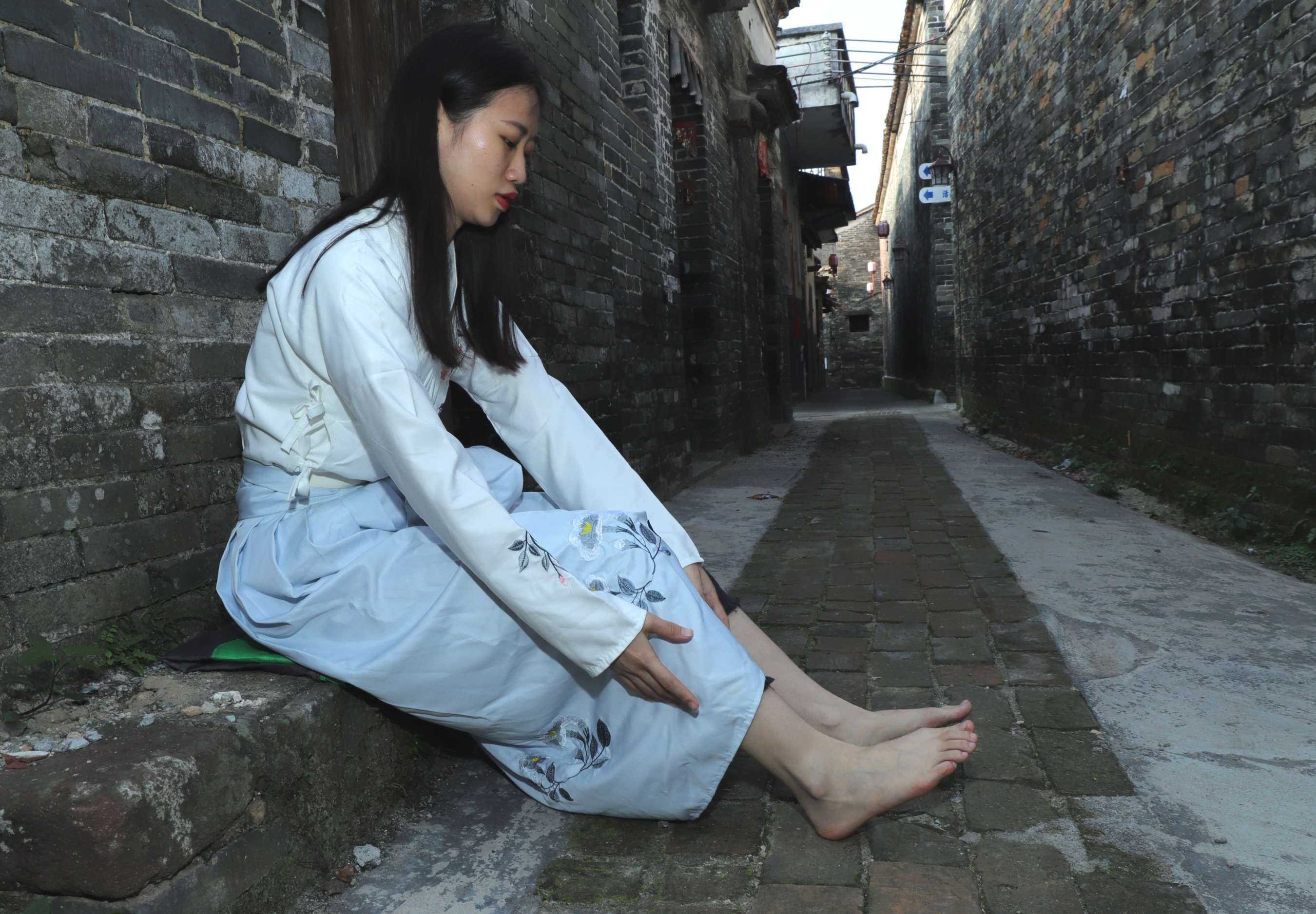 《邻班小芳学妹穿上汉服赤脚古镇行》作品图