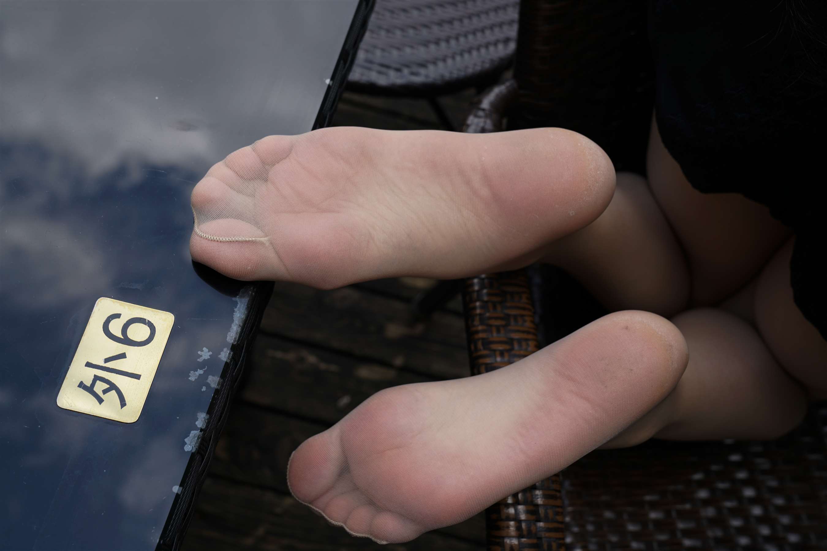 《黑衣肉丝脚丫》作品图