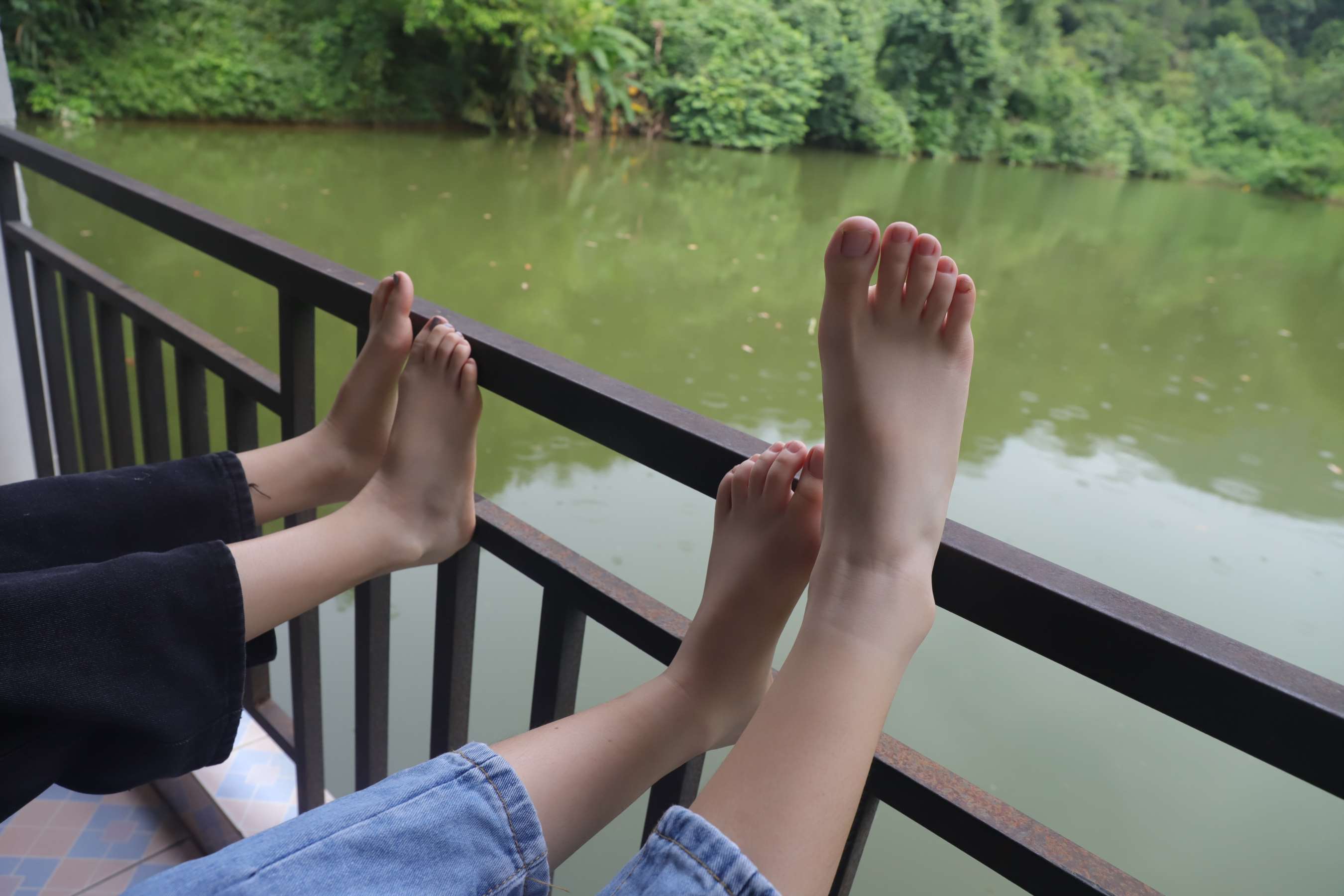 《表妹与同学小芳拍完脚丫拍食物去》作品图