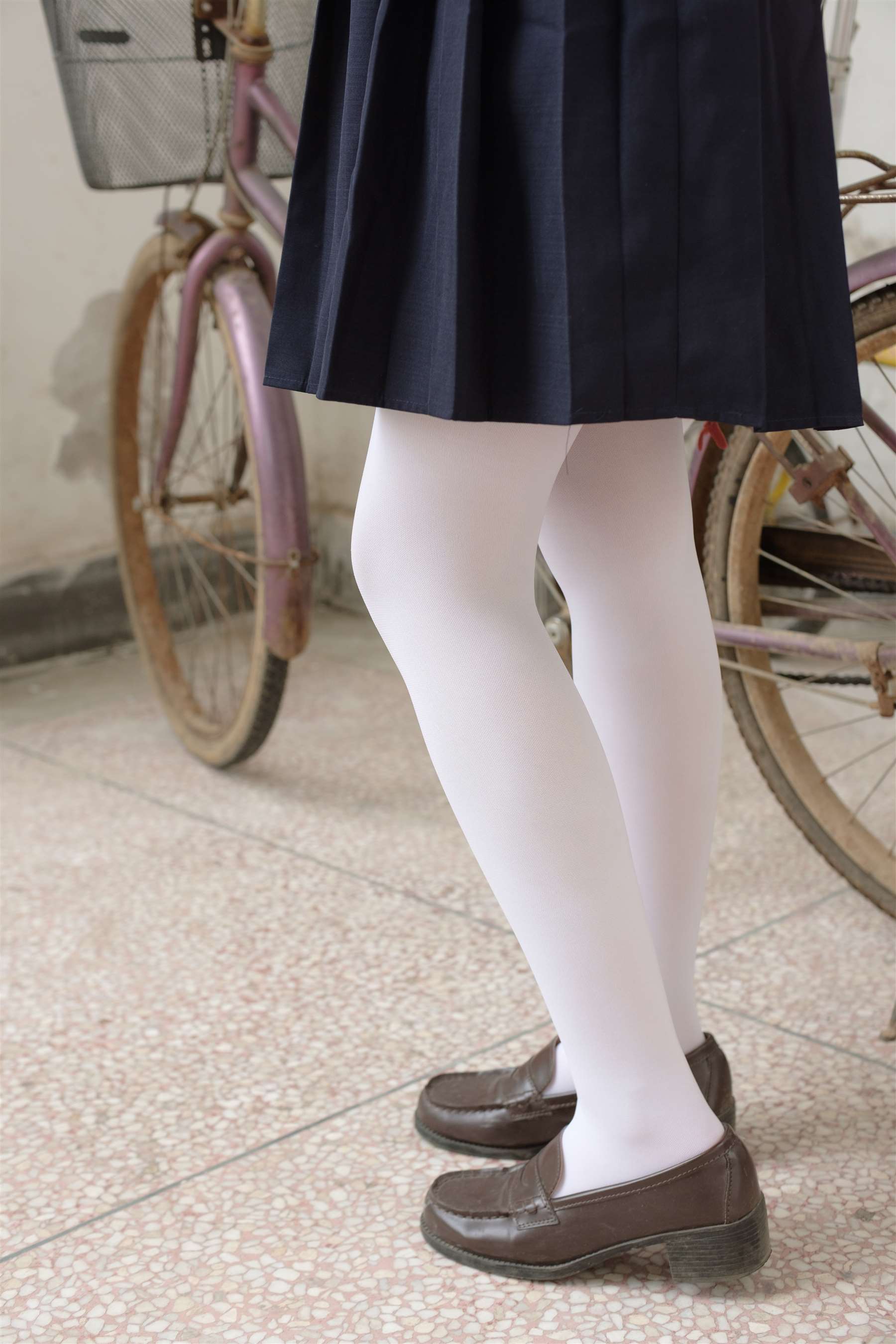 《教室里的白丝脚丫+视频1个》作品图