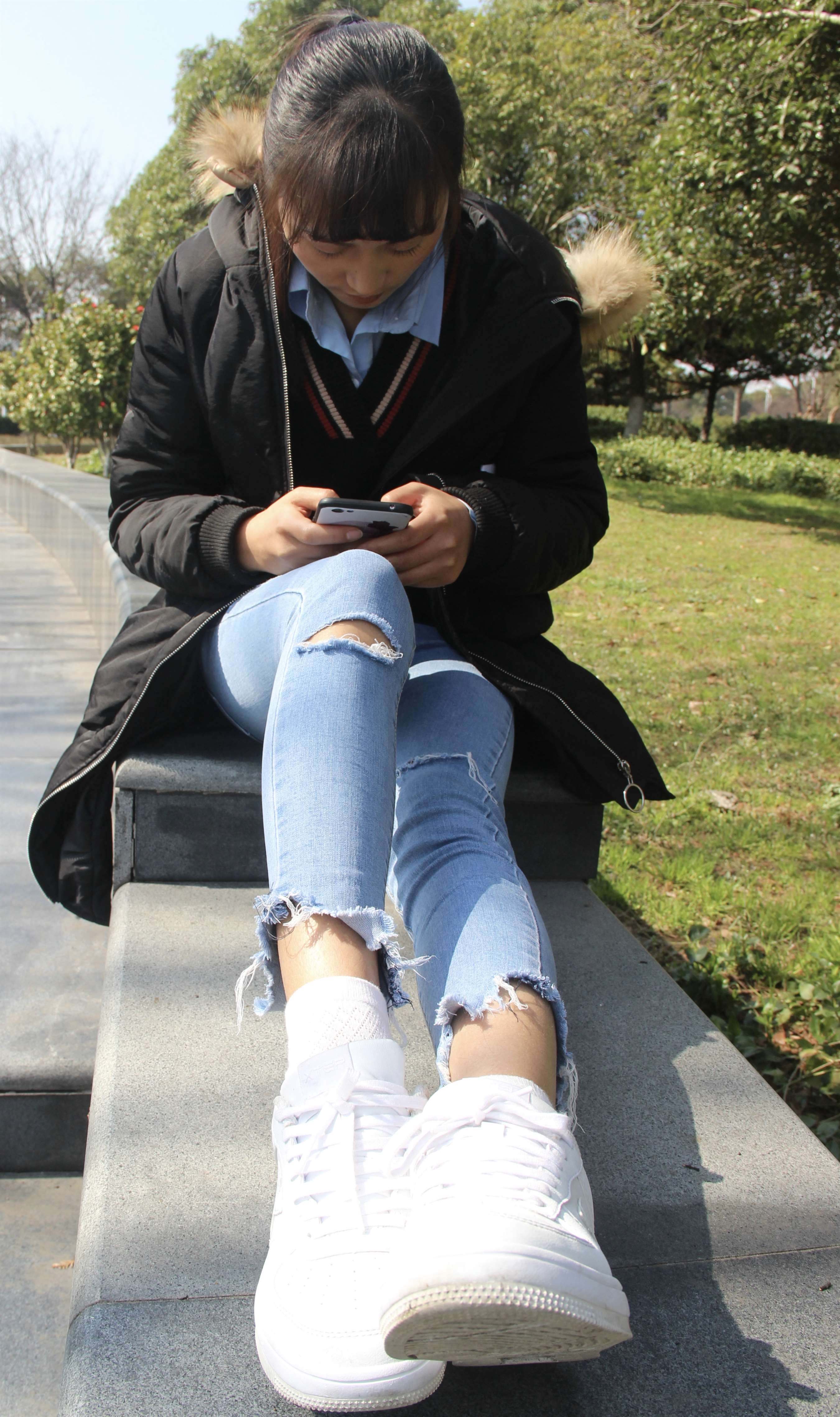 《开洞牛仔の板鞋棉袜脚》作品图