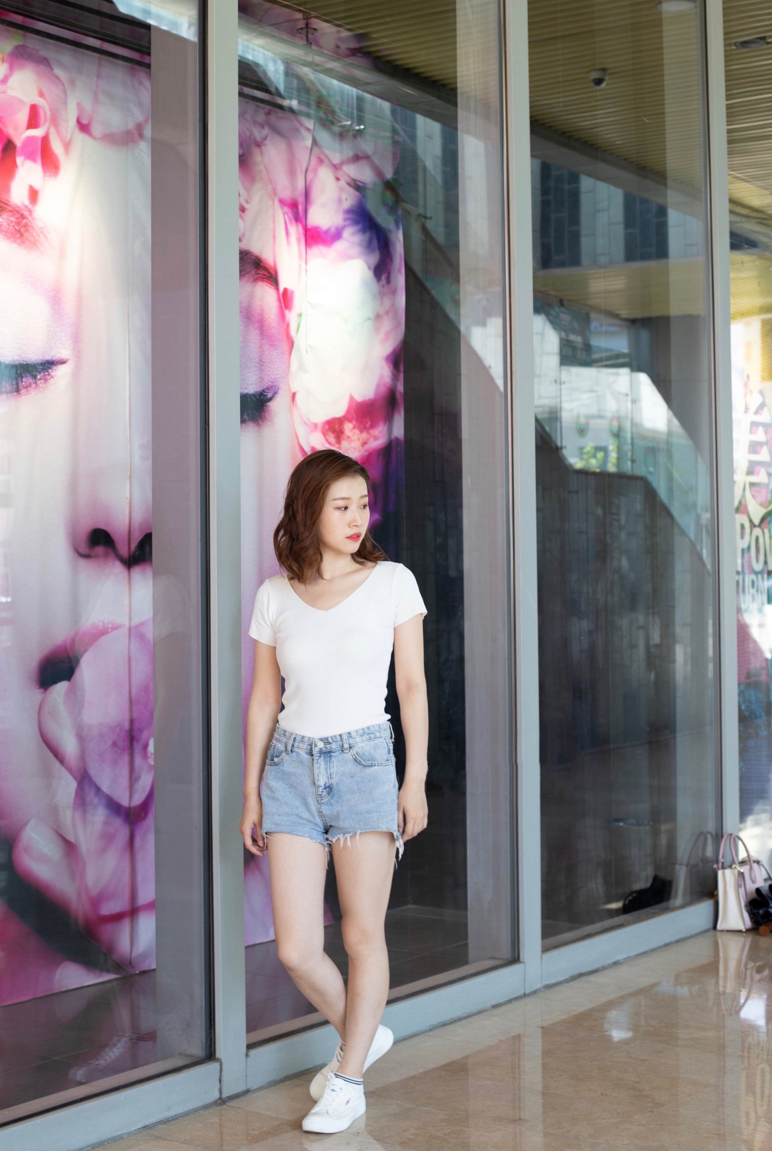 《商场越拍少女板鞋の棉袜脚+视频1个》作品图