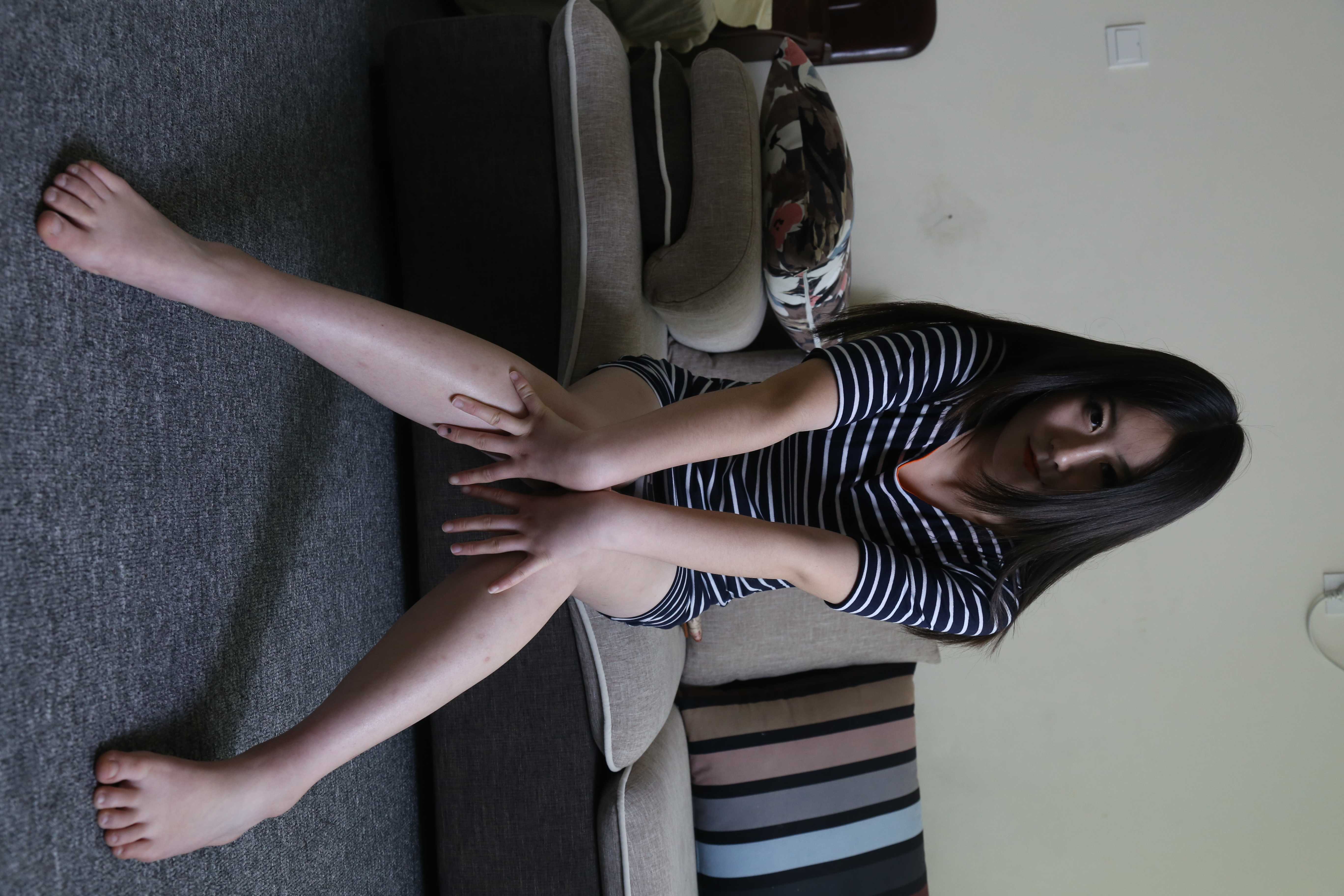 《妹妹在家涂指甲》作品图