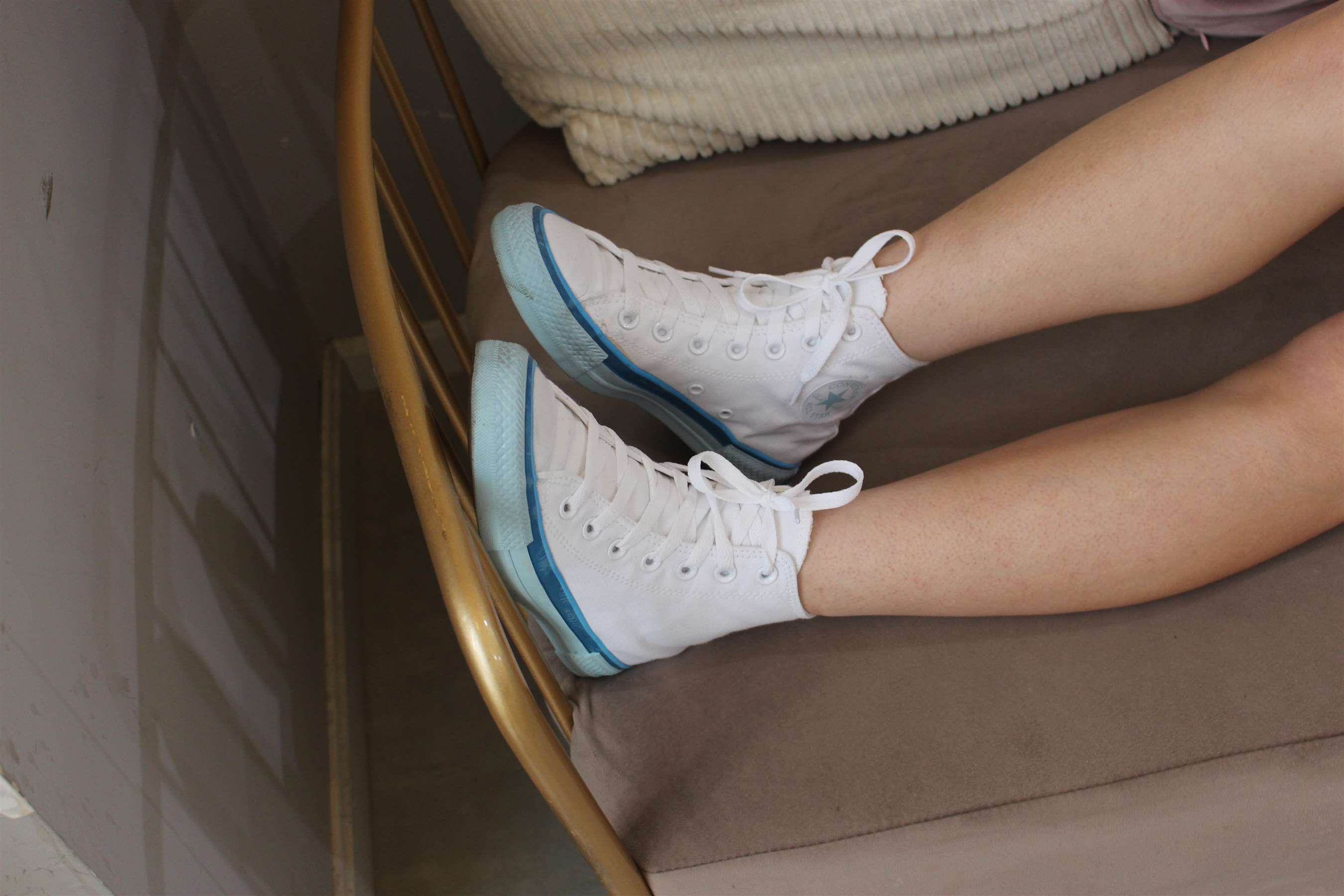 《短发少女的白棉袜脚【花絮2个网盘下载】》作品图