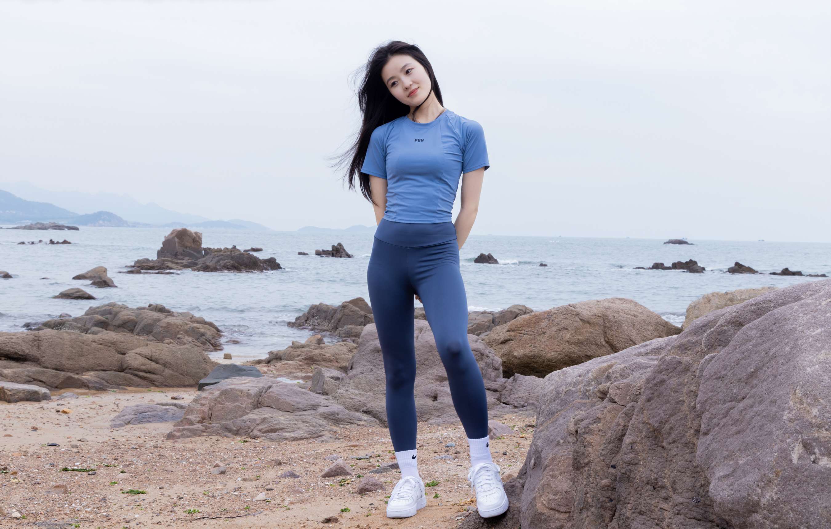 《青柠海边脱袜展嫩足》作品图