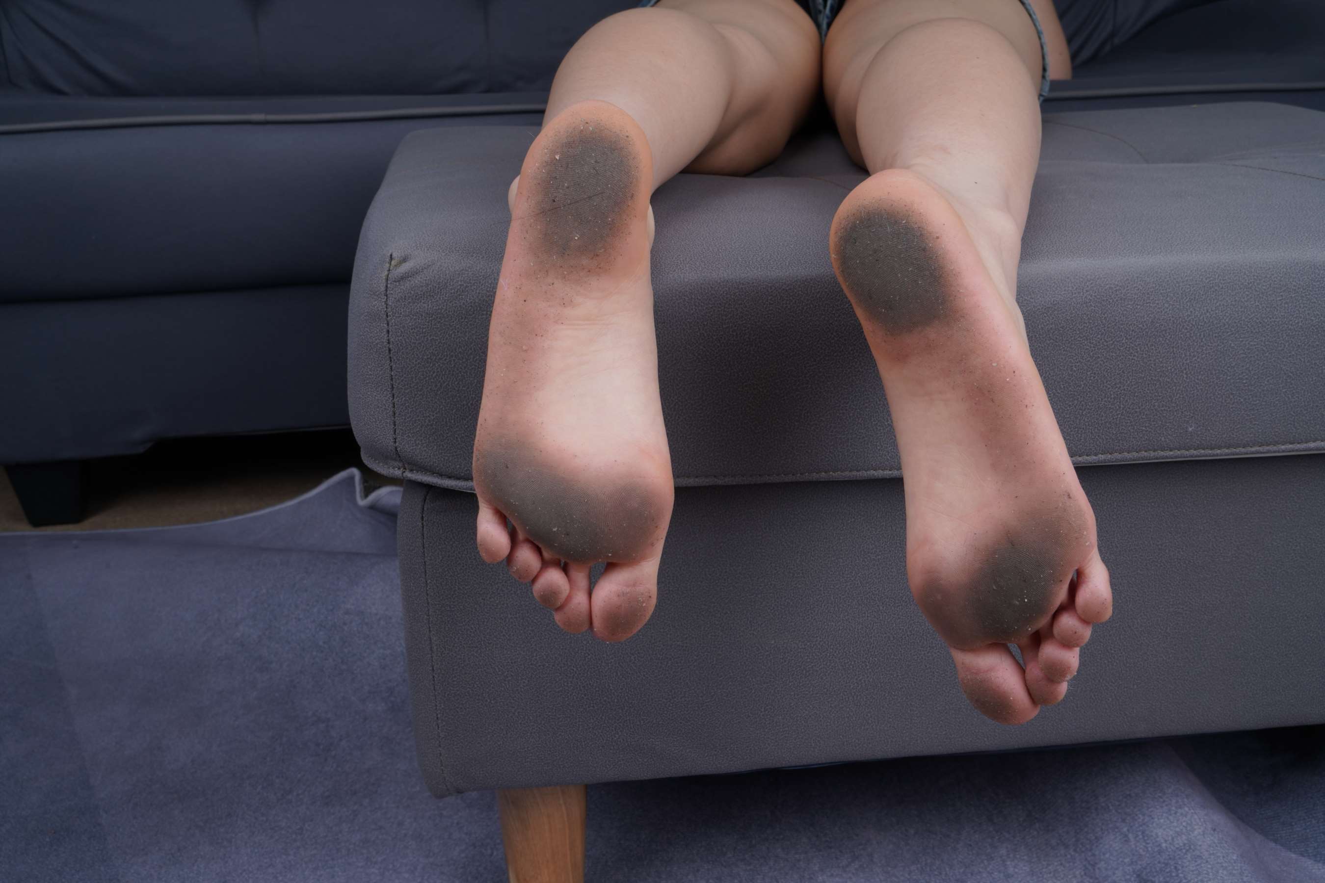 《秀婷绑住脚丫展示脏脚底》作品图