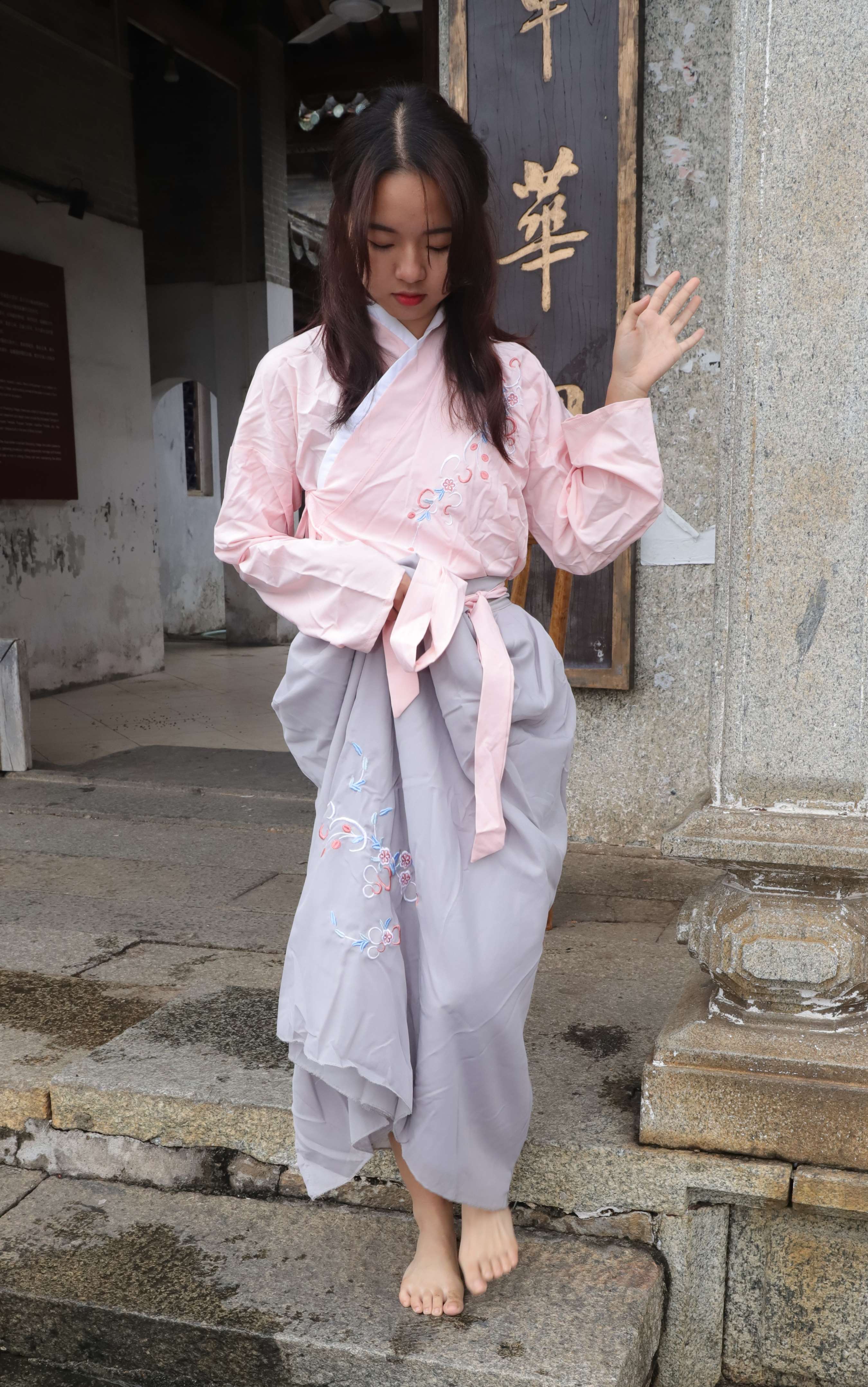 《小淇师妹穿上汉服赤脚游玩古镇》作品图