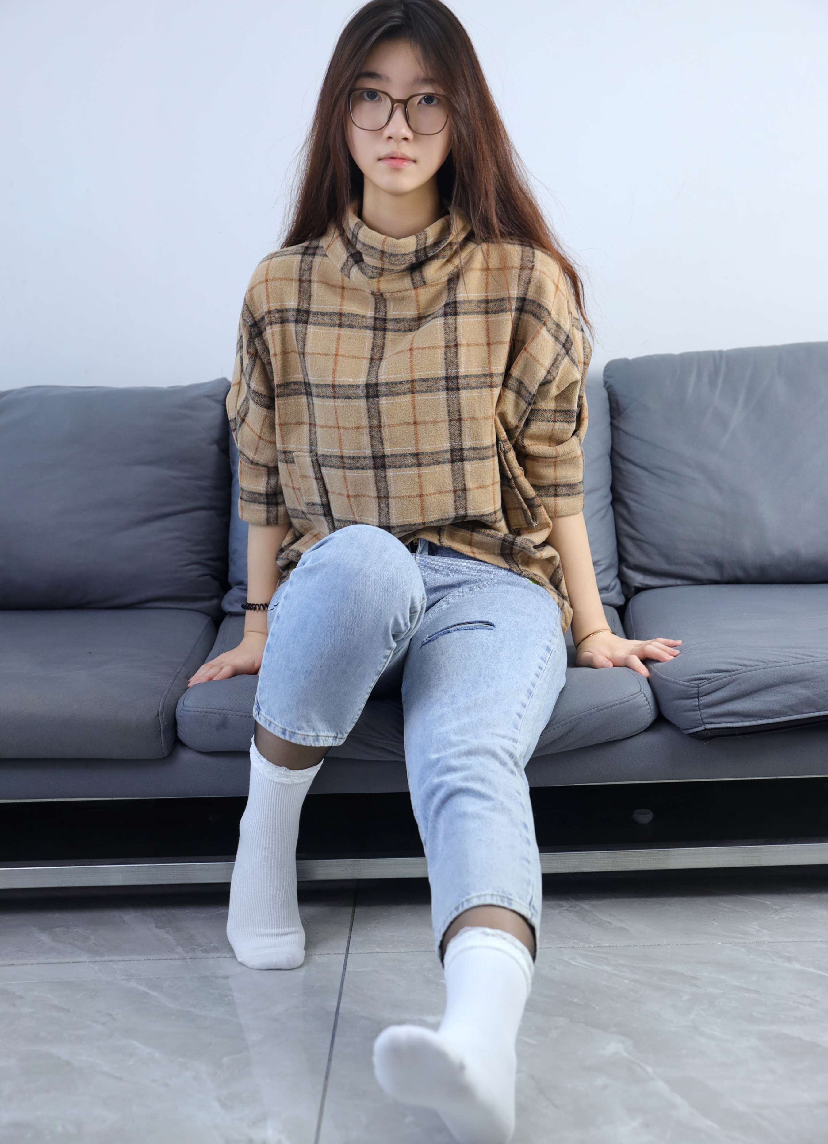 《阿悦牛仔裤裤里丝，白袜套黑丝》作品图