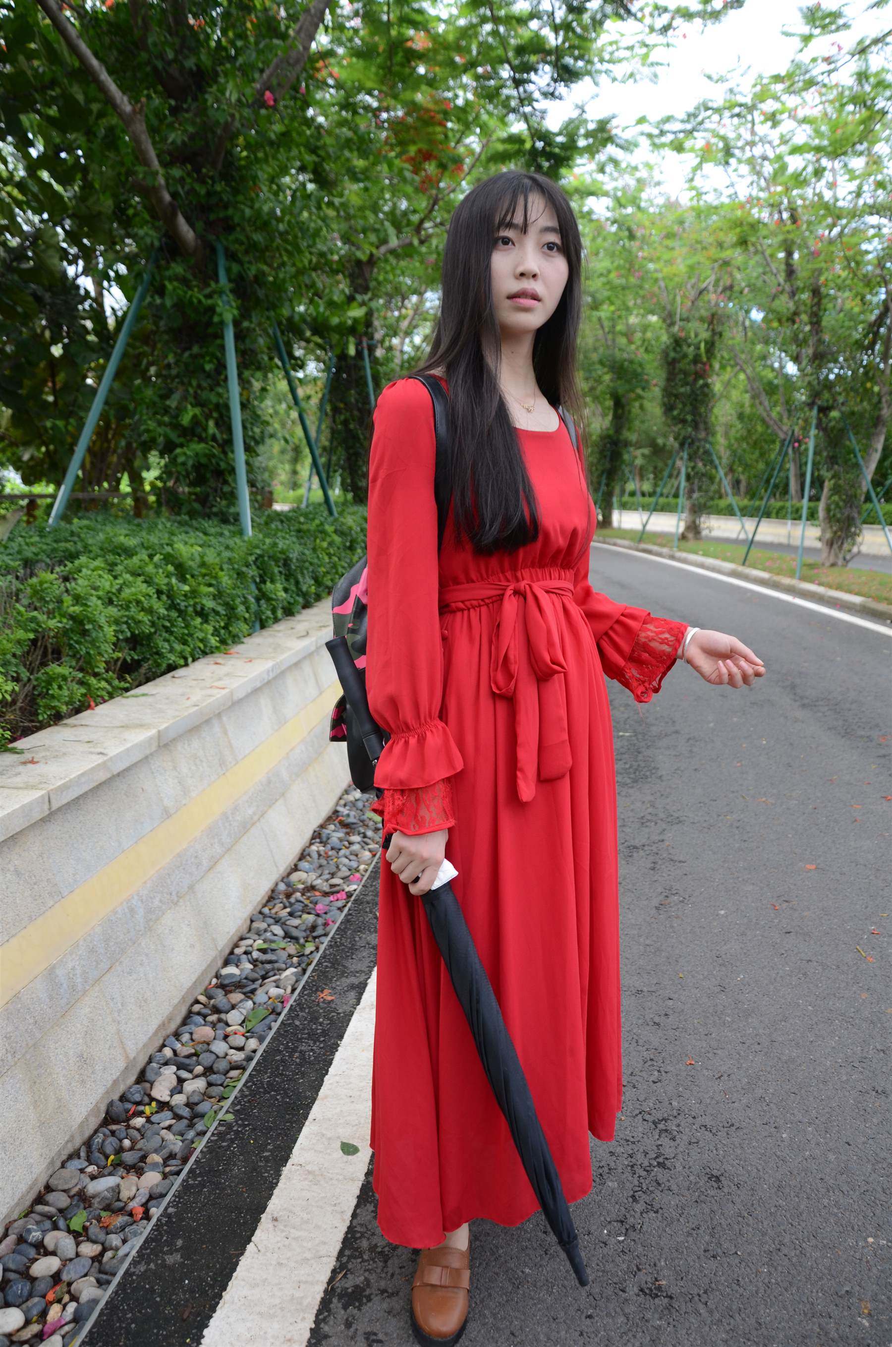 《红裙少女公园踏青》作品图