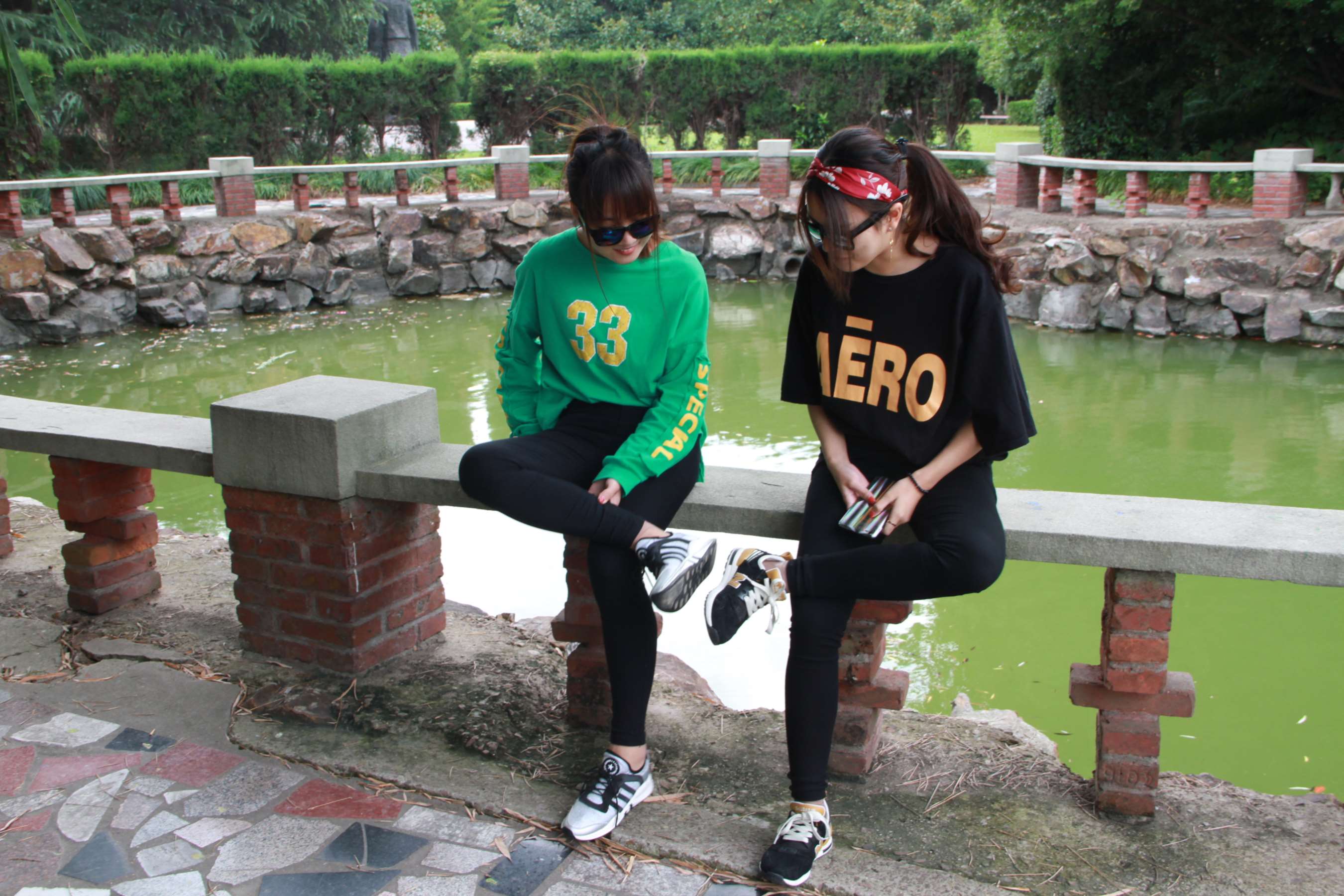 《少女运动鞋短丝互jio》作品图