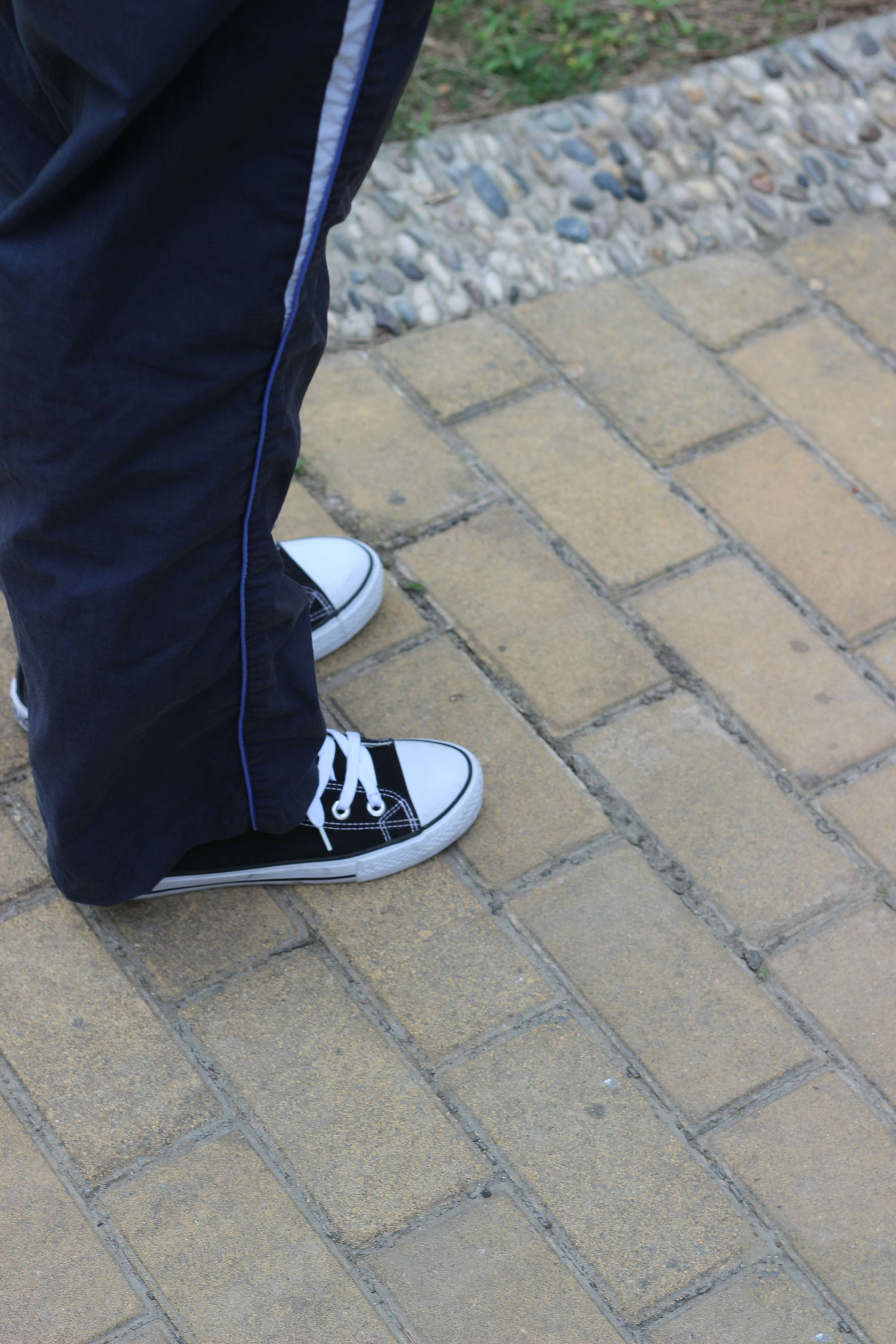 《少女帆布鞋の白棉袜脚》作品图