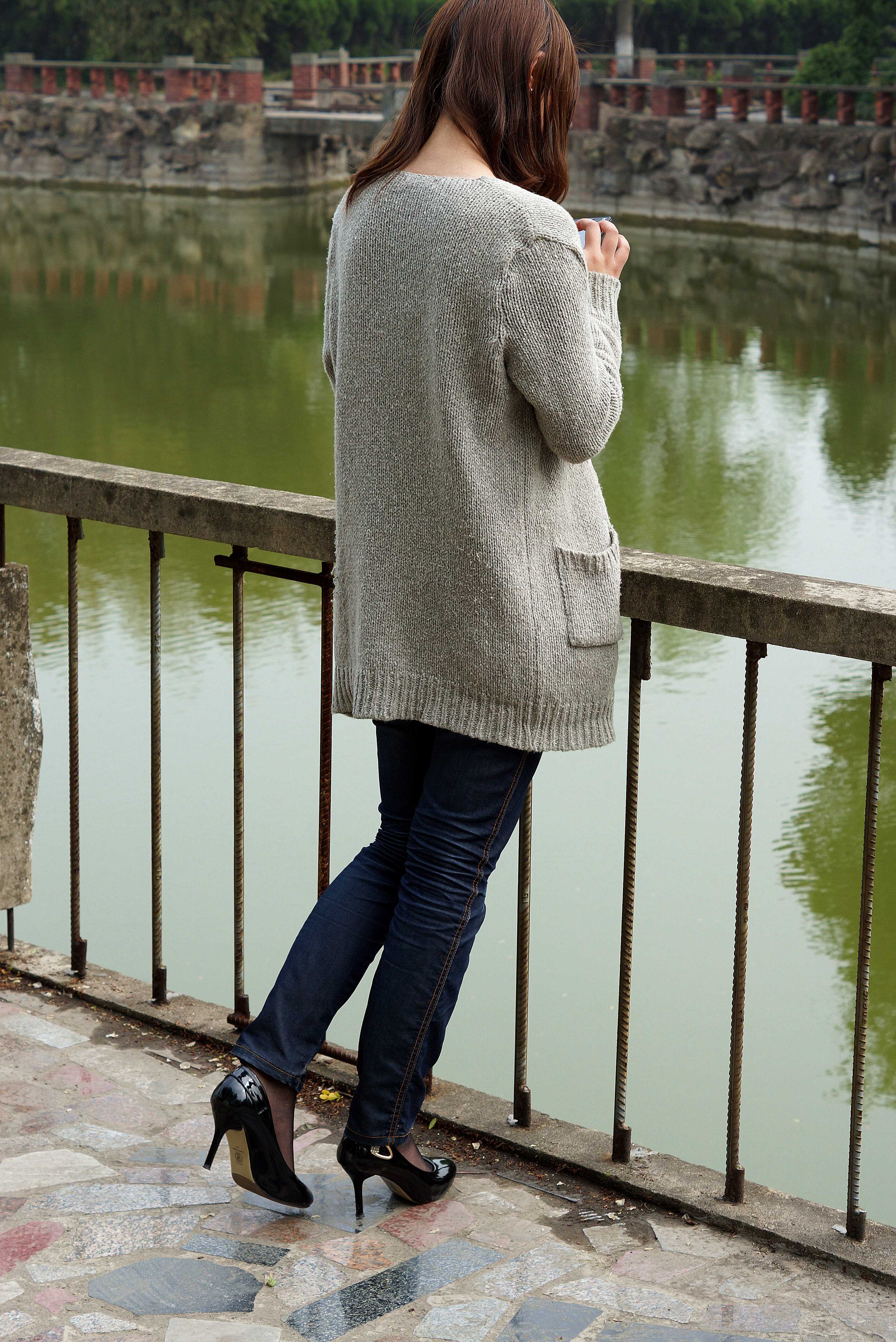 《公园眼镜学姐的黑丝》作品图