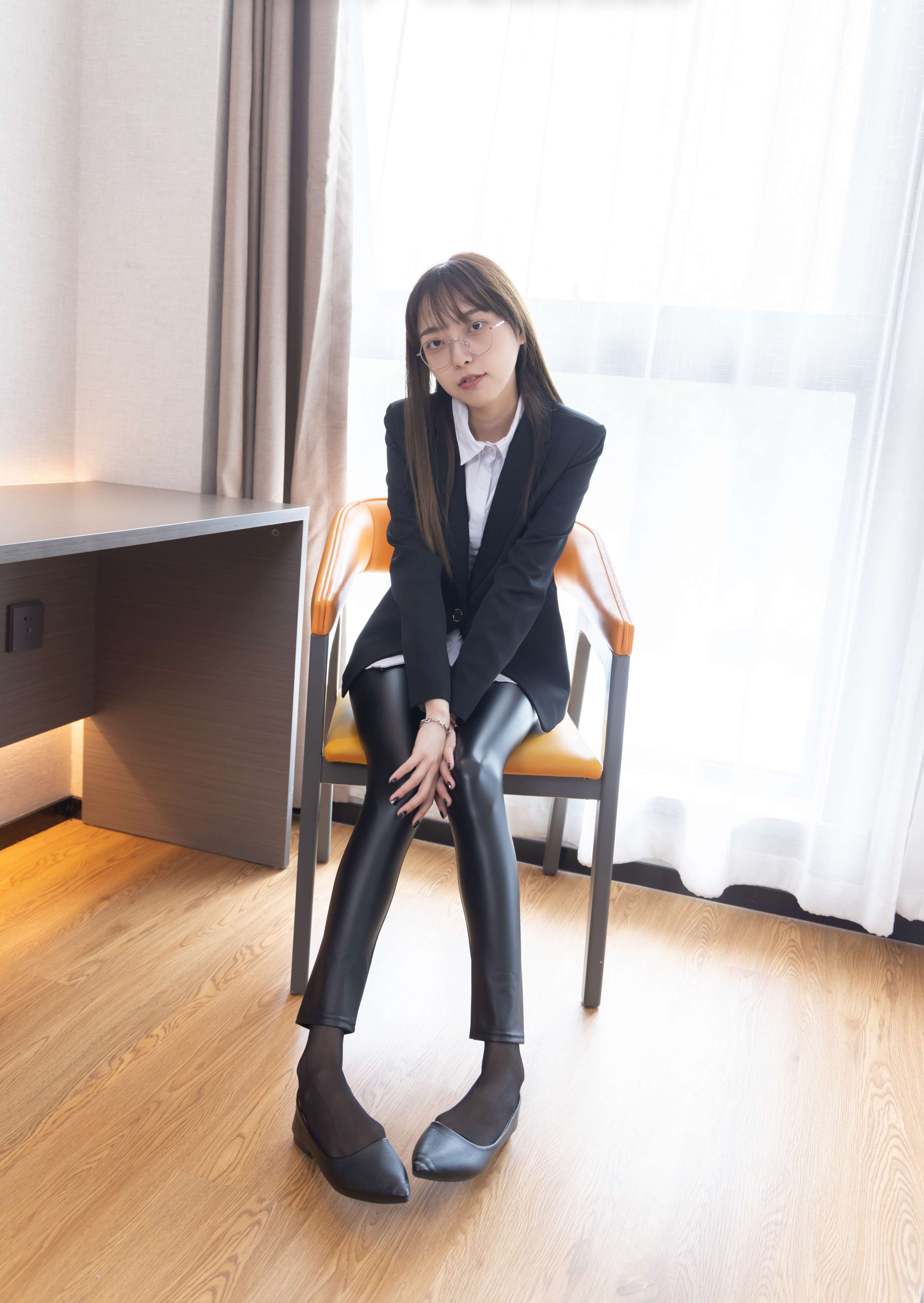 《稚予 皮裤裤里丝》作品图