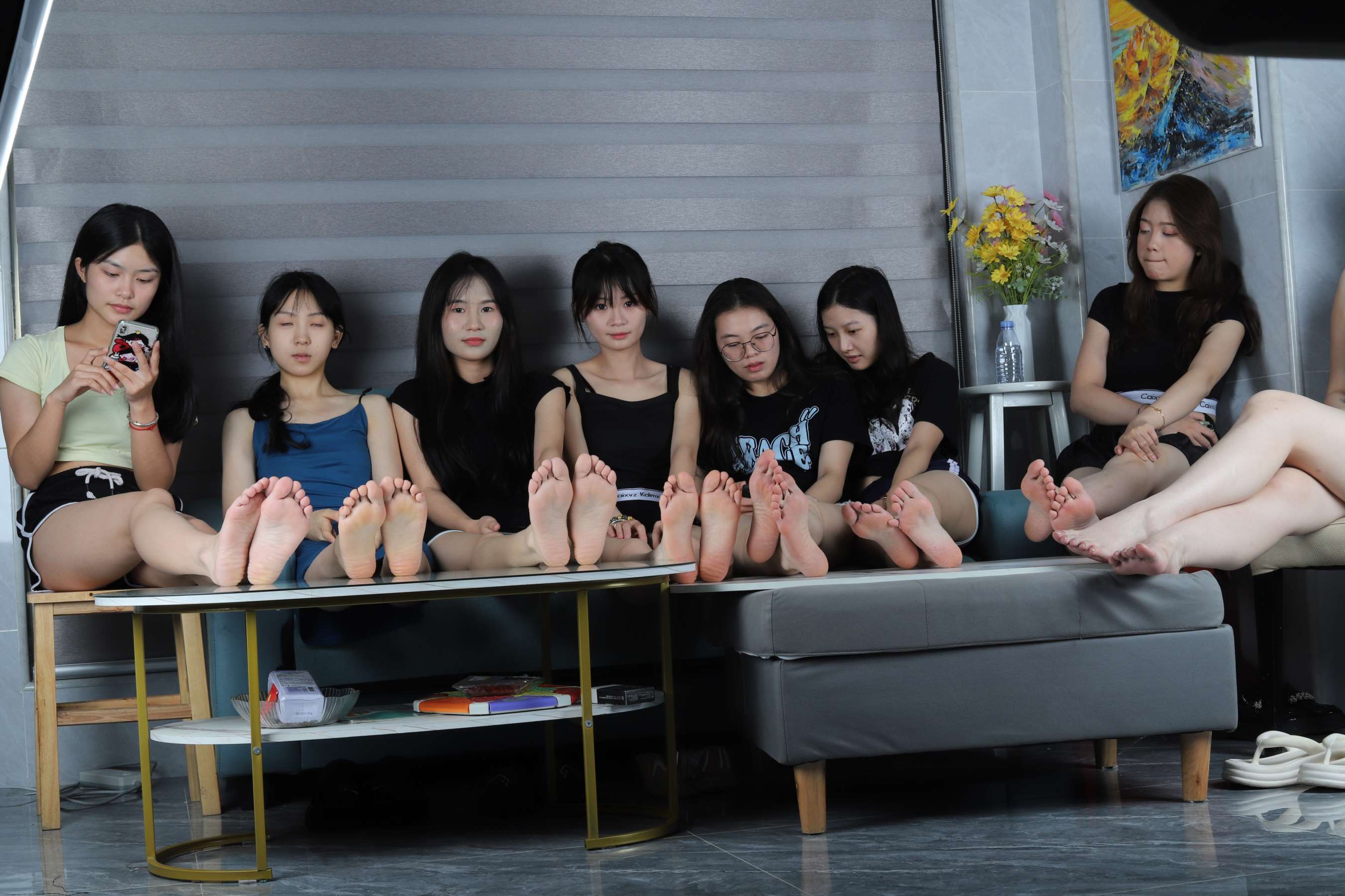 《8位美女齐上阵，眼花缭乱的白嫩脚丫子》作品图