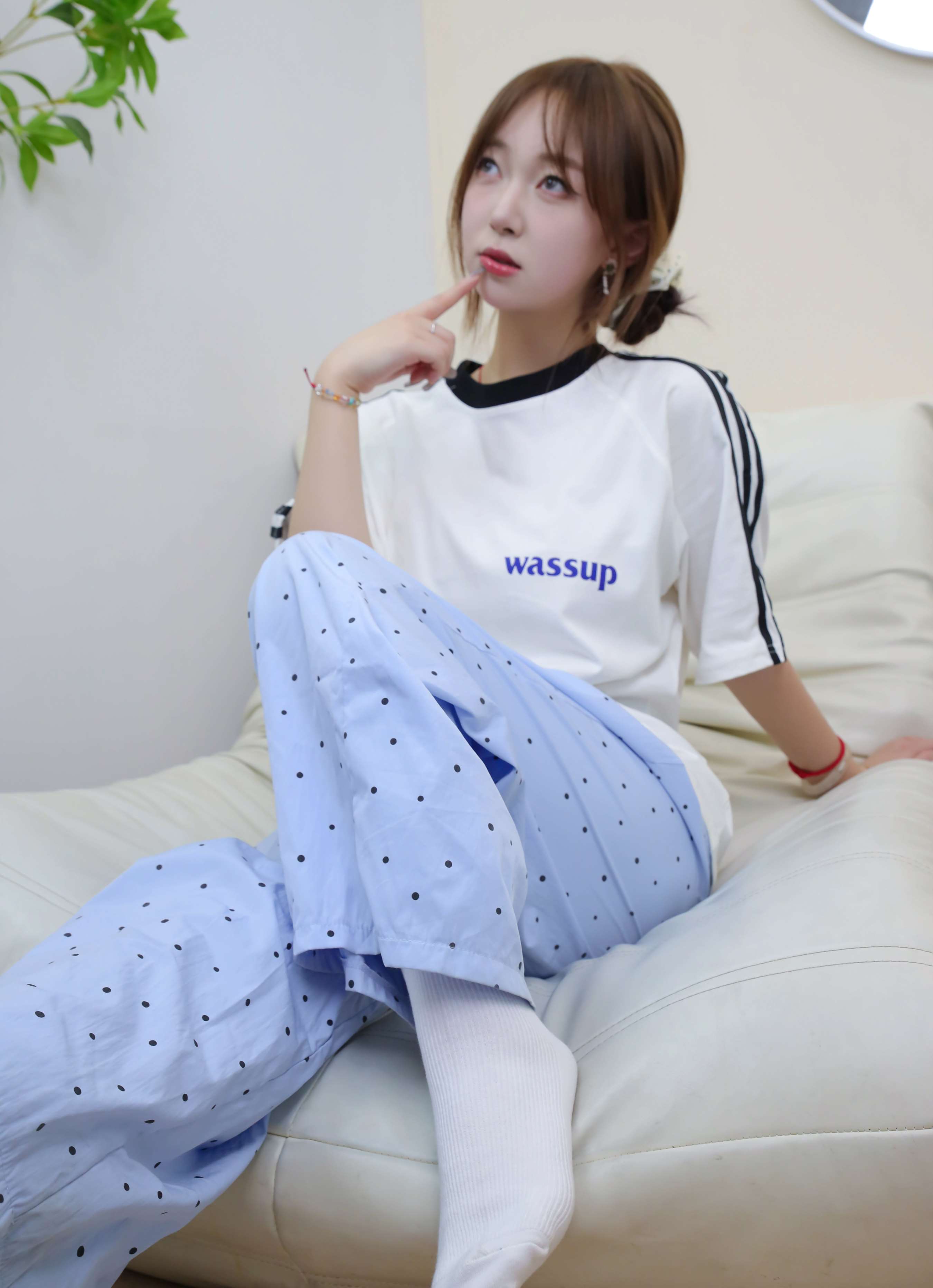 《姜姜脱白棉袜秀红润嫩足》作品图