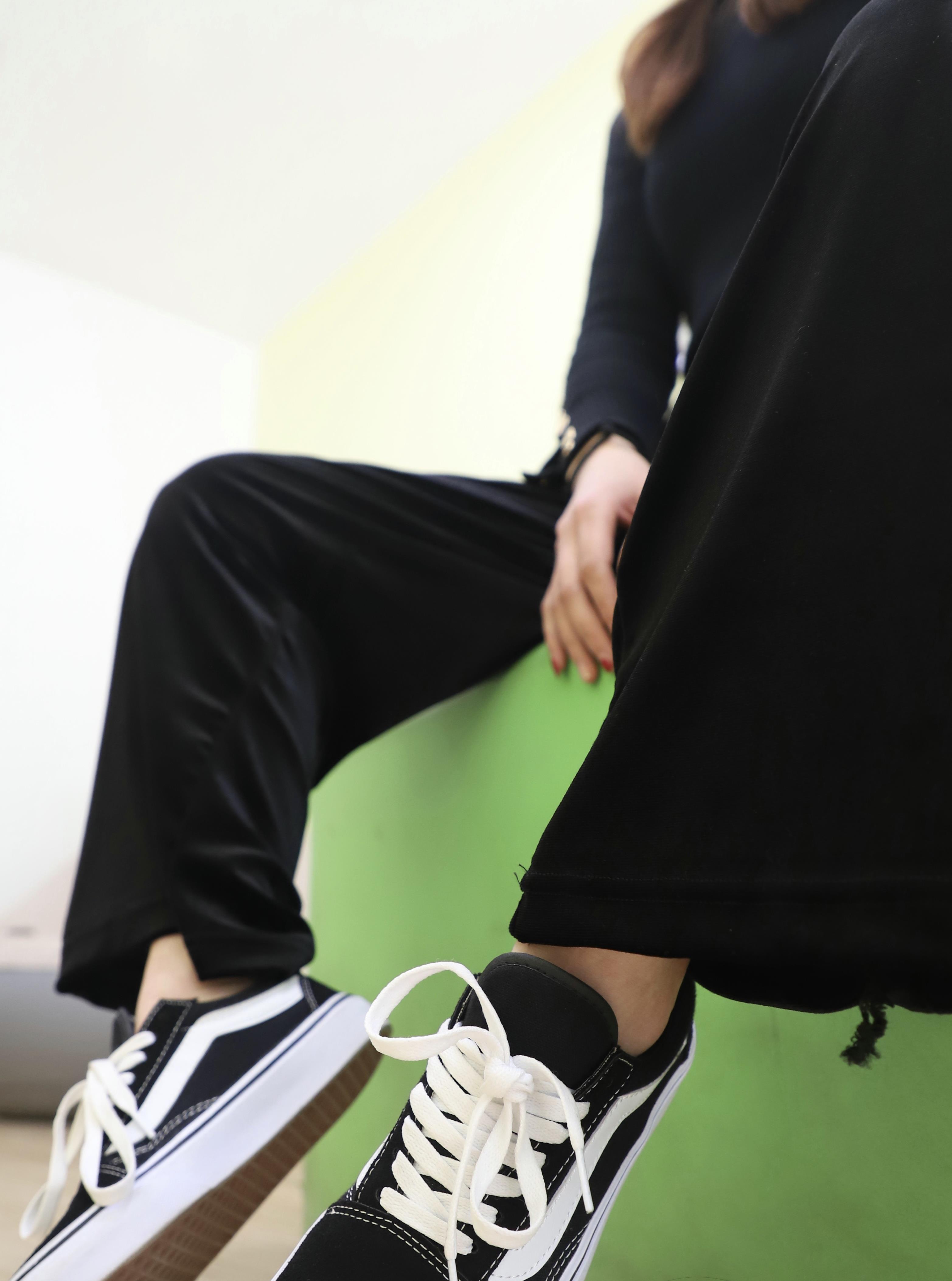 《黑色休闲装の布鞋棉袜脚》作品图