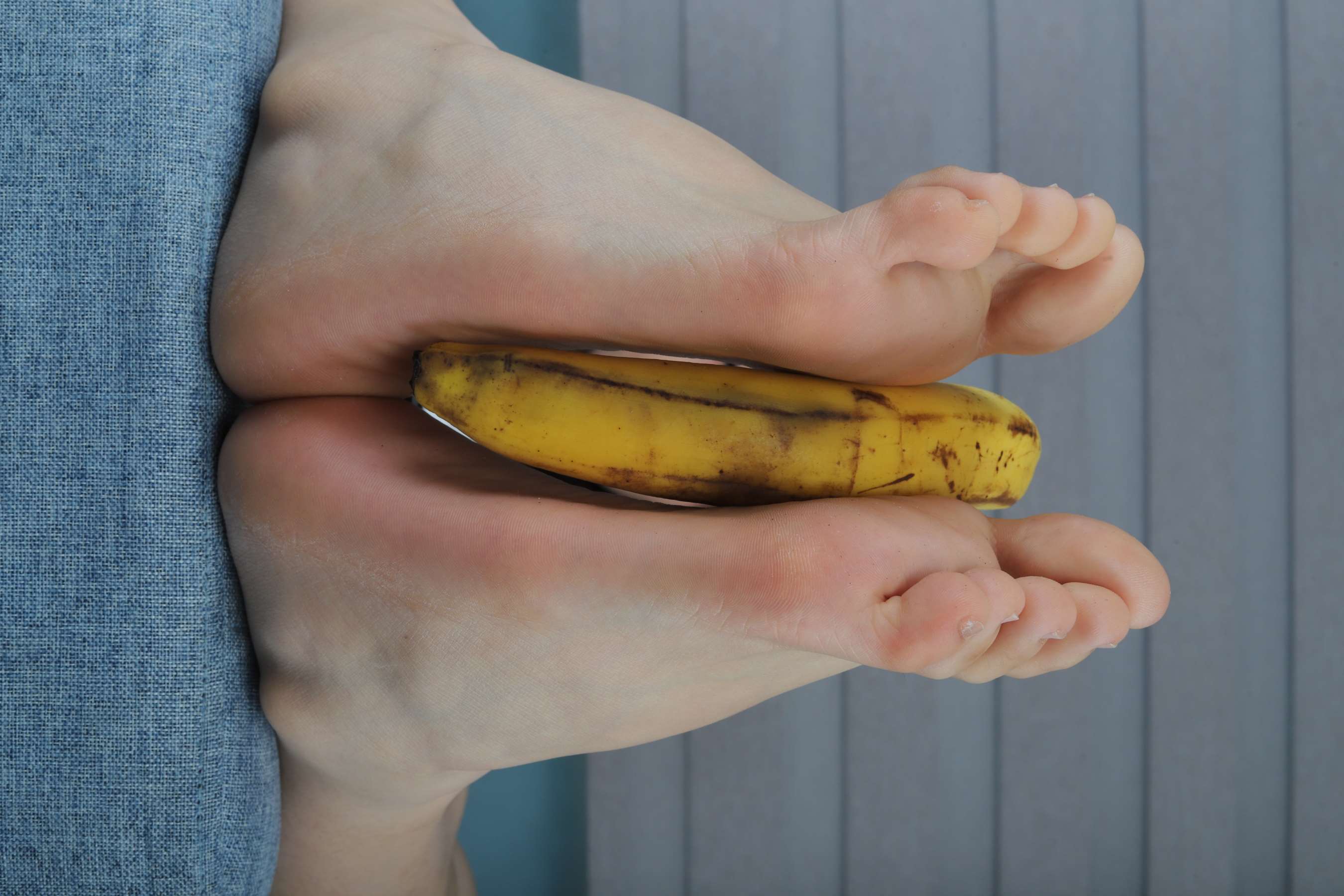 《子琪的美足在玩弄香蕉》作品图