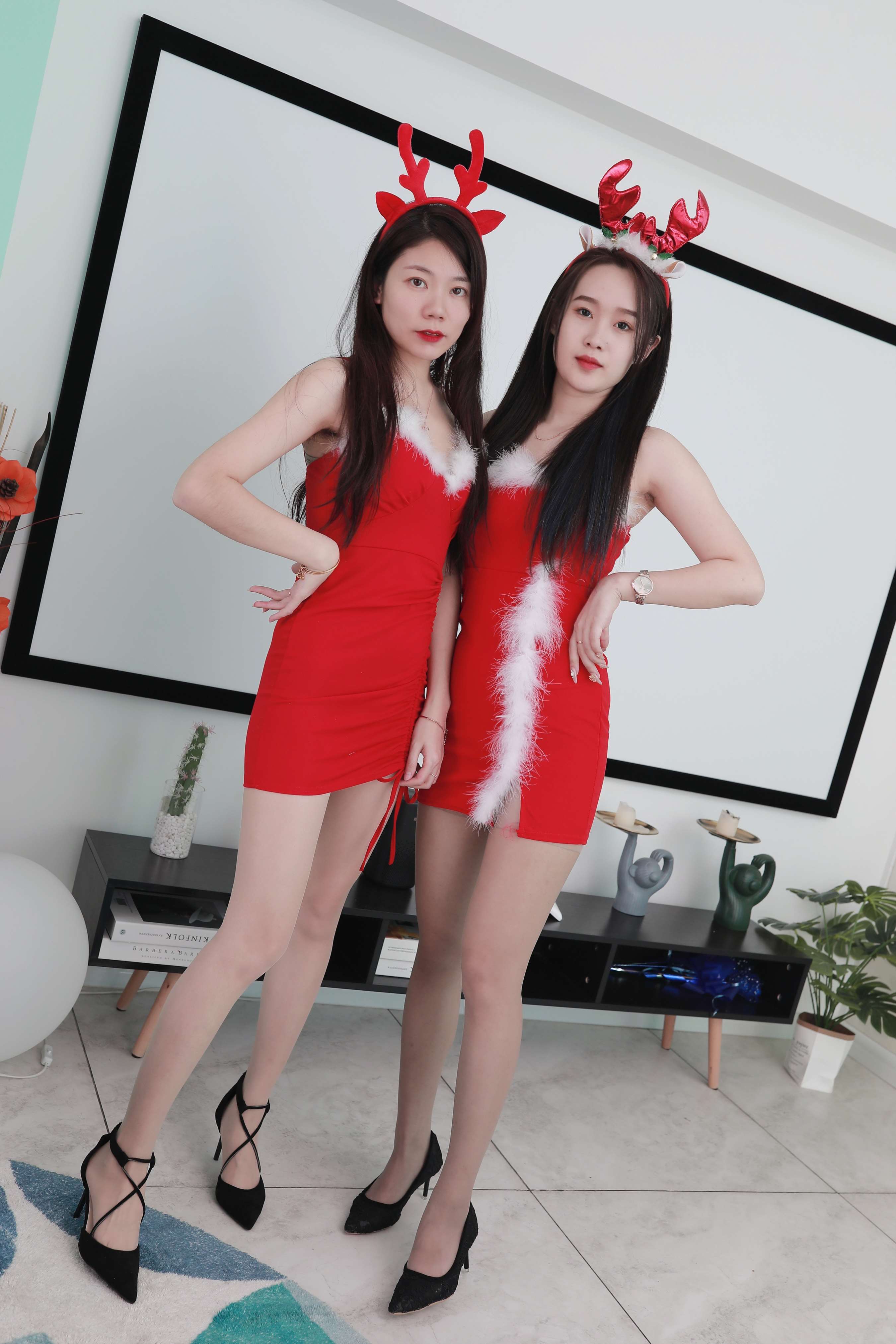 《双人圣诞姐妹花丝足裸足脚对脚》作品图