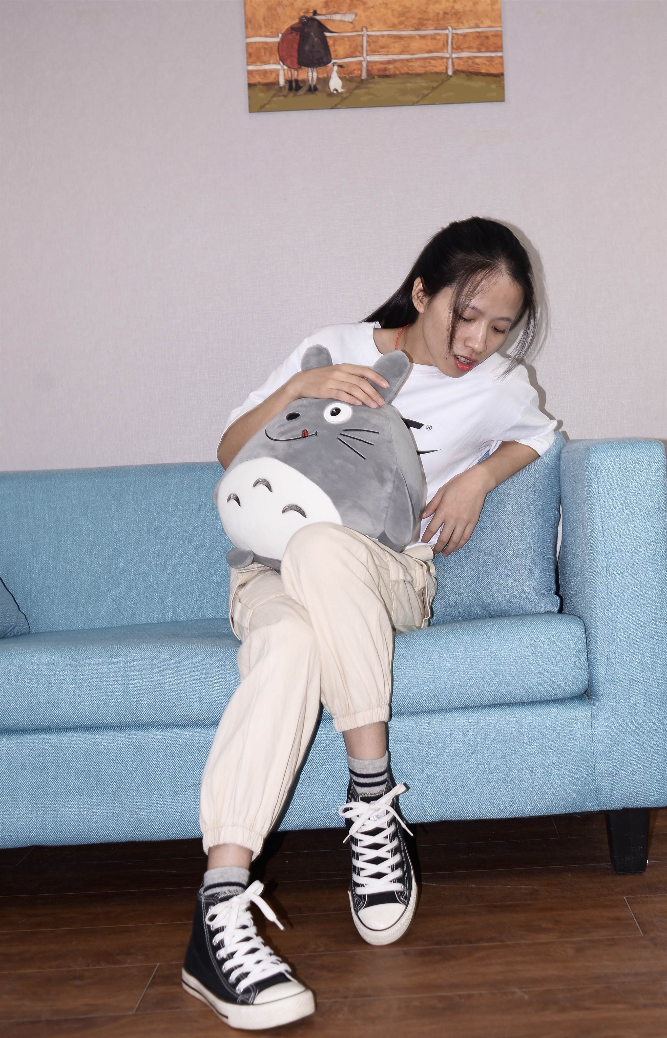 《龙猫抱枕の帆布鞋棉袜脚》作品图