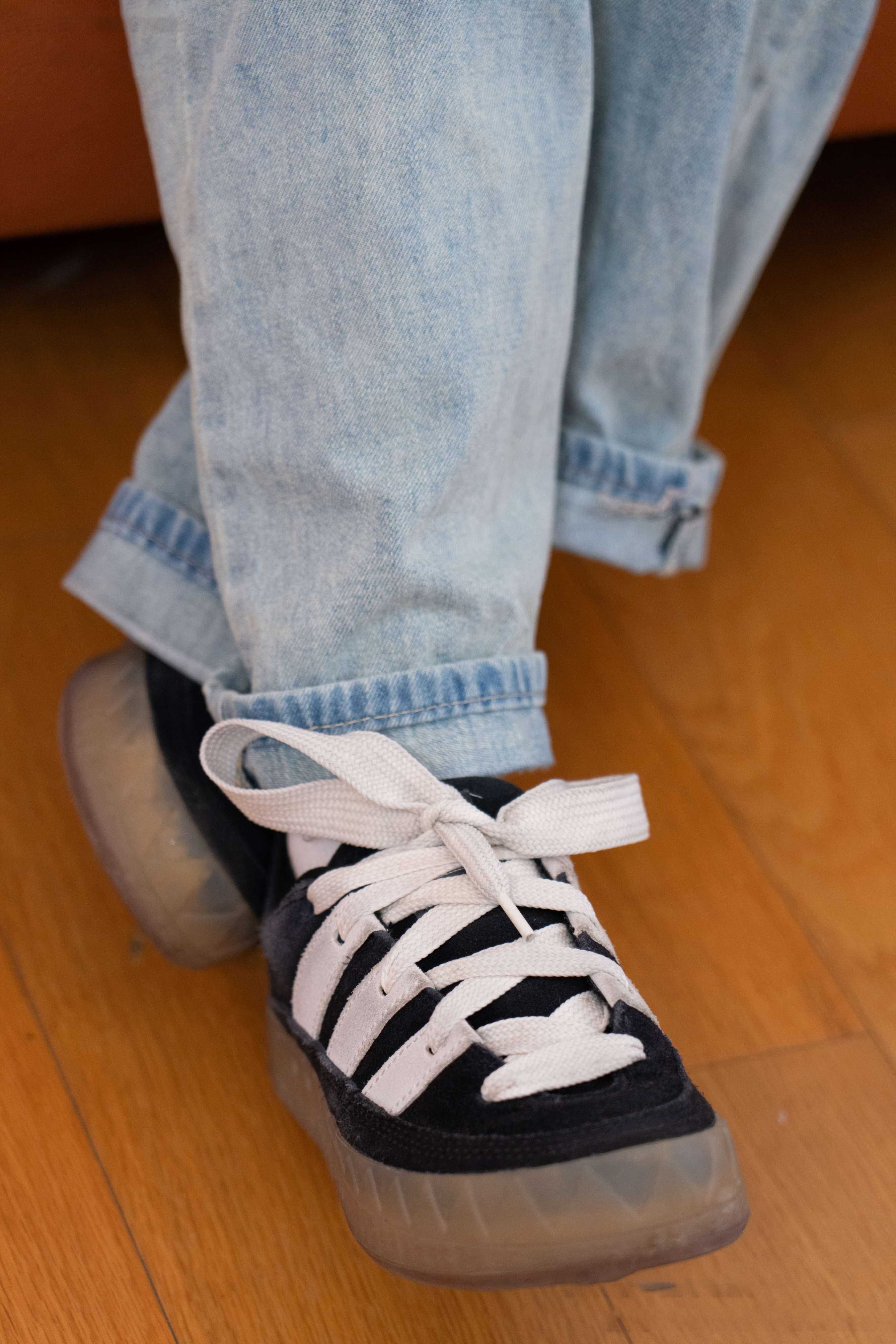 《松松 帆布鞋白棉袜の裸足》作品图