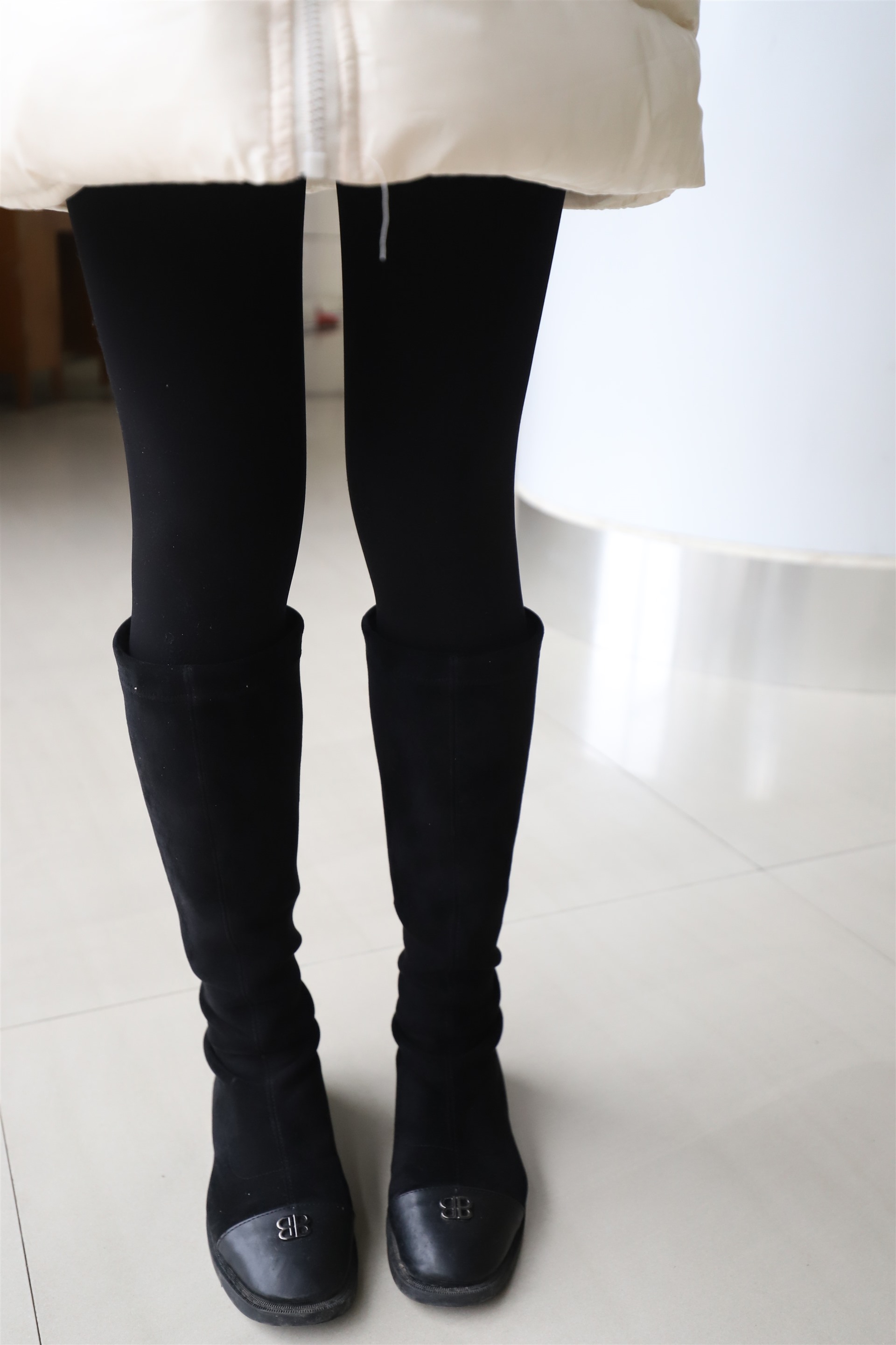 《学姐羽绒厚丝袜脚丫》作品图