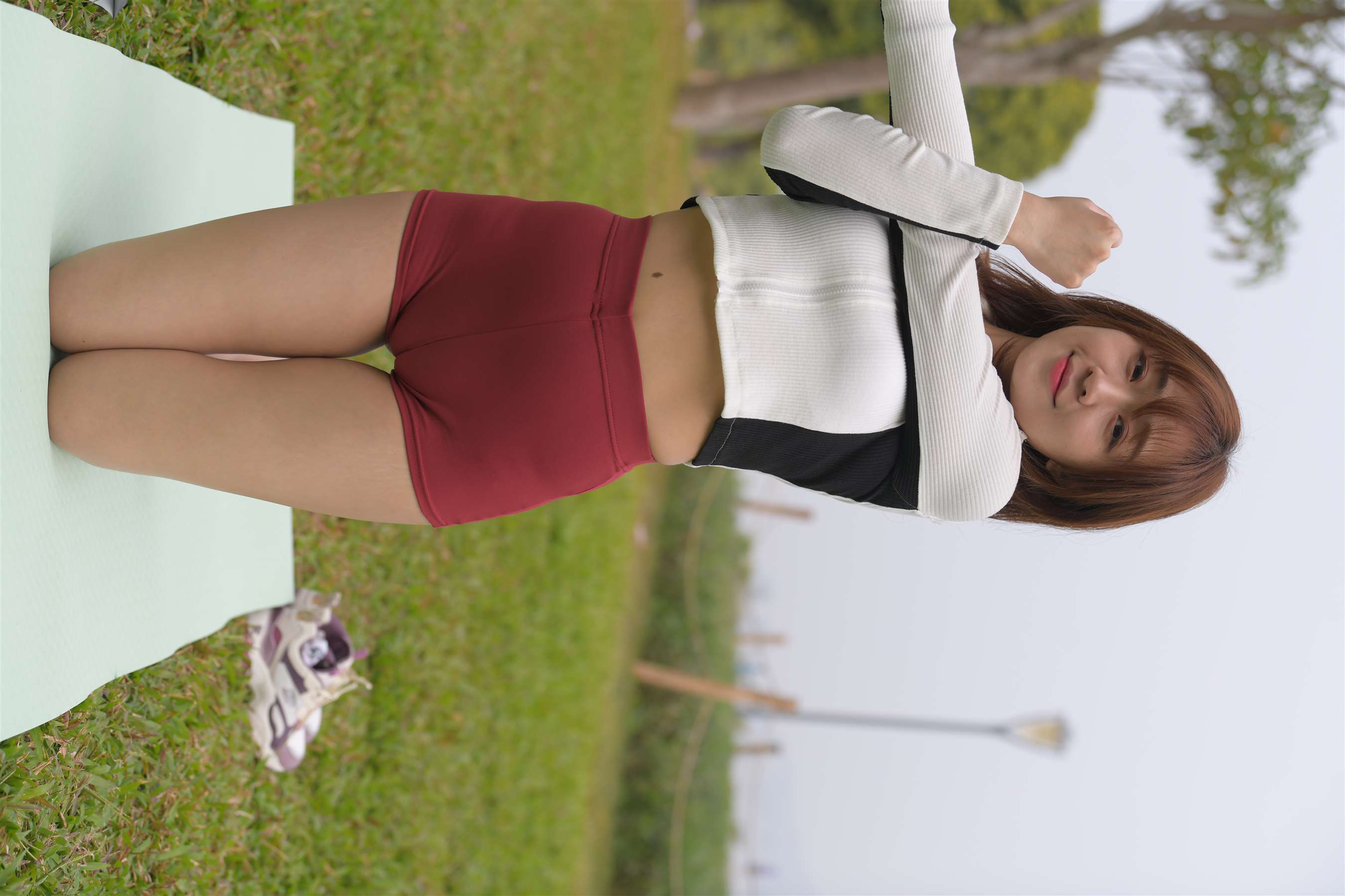 《草坪上练瑜伽》作品图