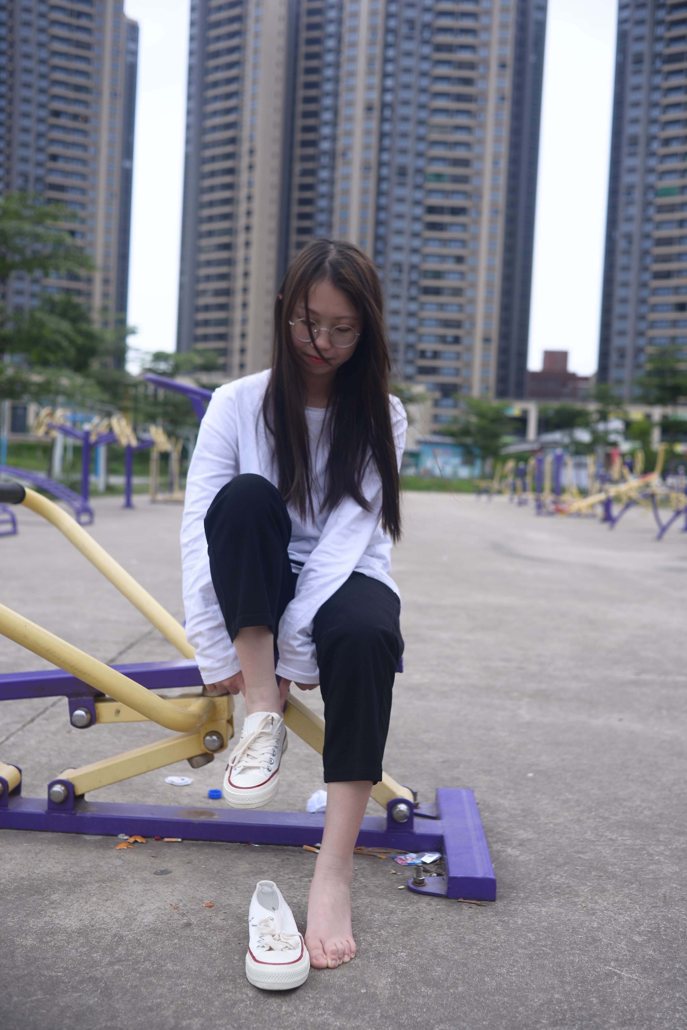 《公园健身器材上的四眼小姐姐》作品图