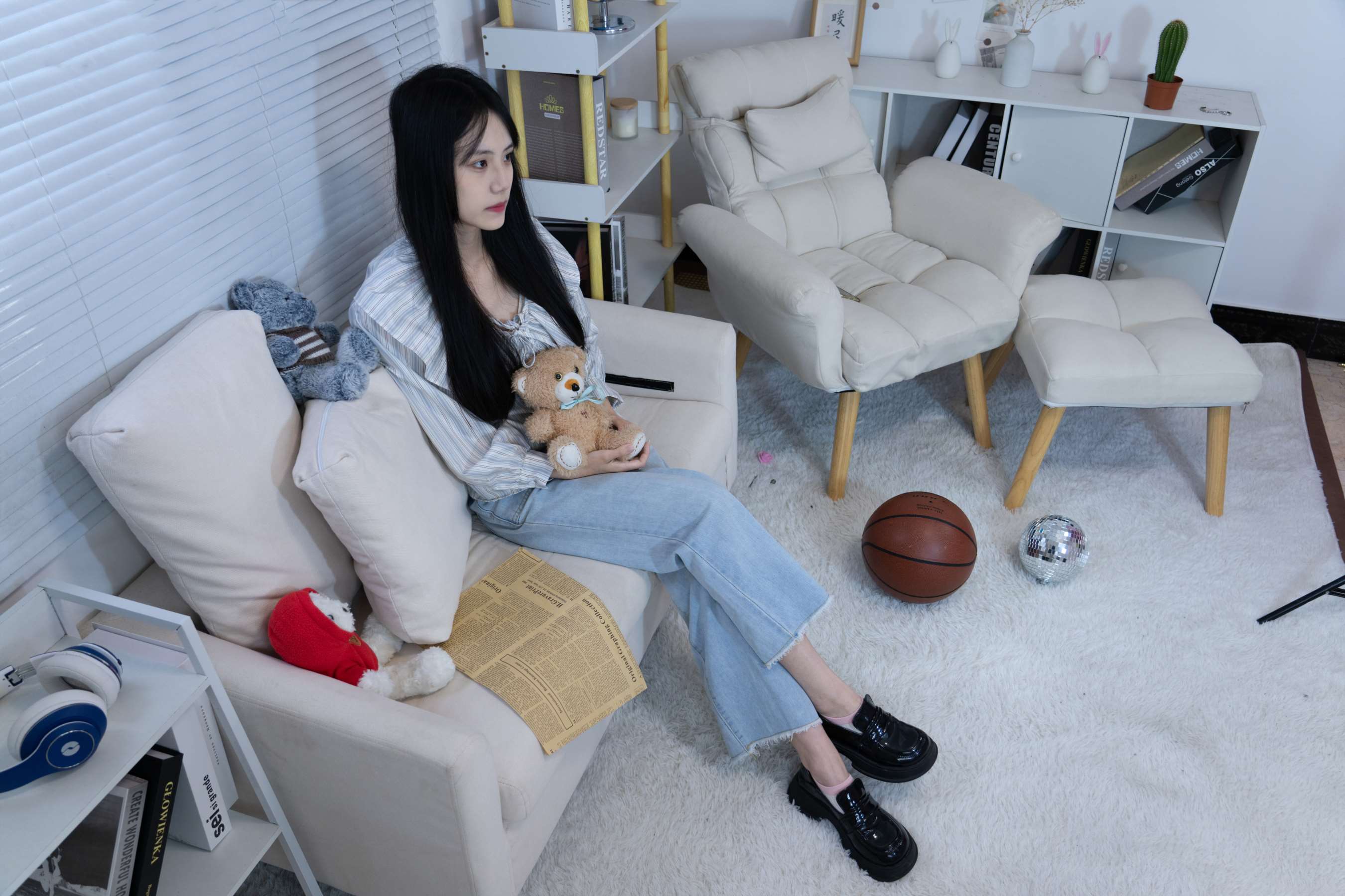 《胡桃-皮鞋白棉袜の裸足》作品图