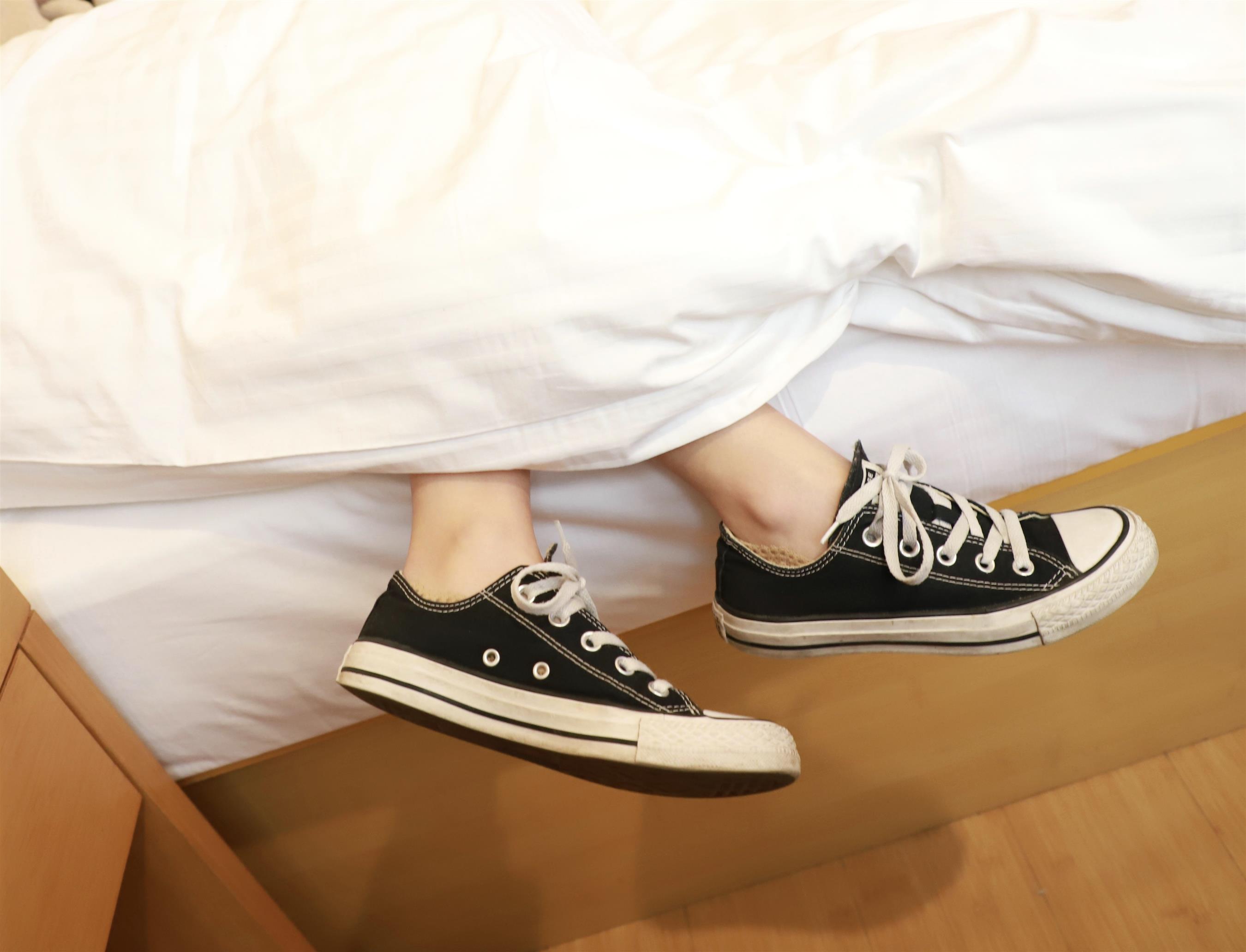 《旅馆越拍帆布鞋の船袜脚丫》作品图