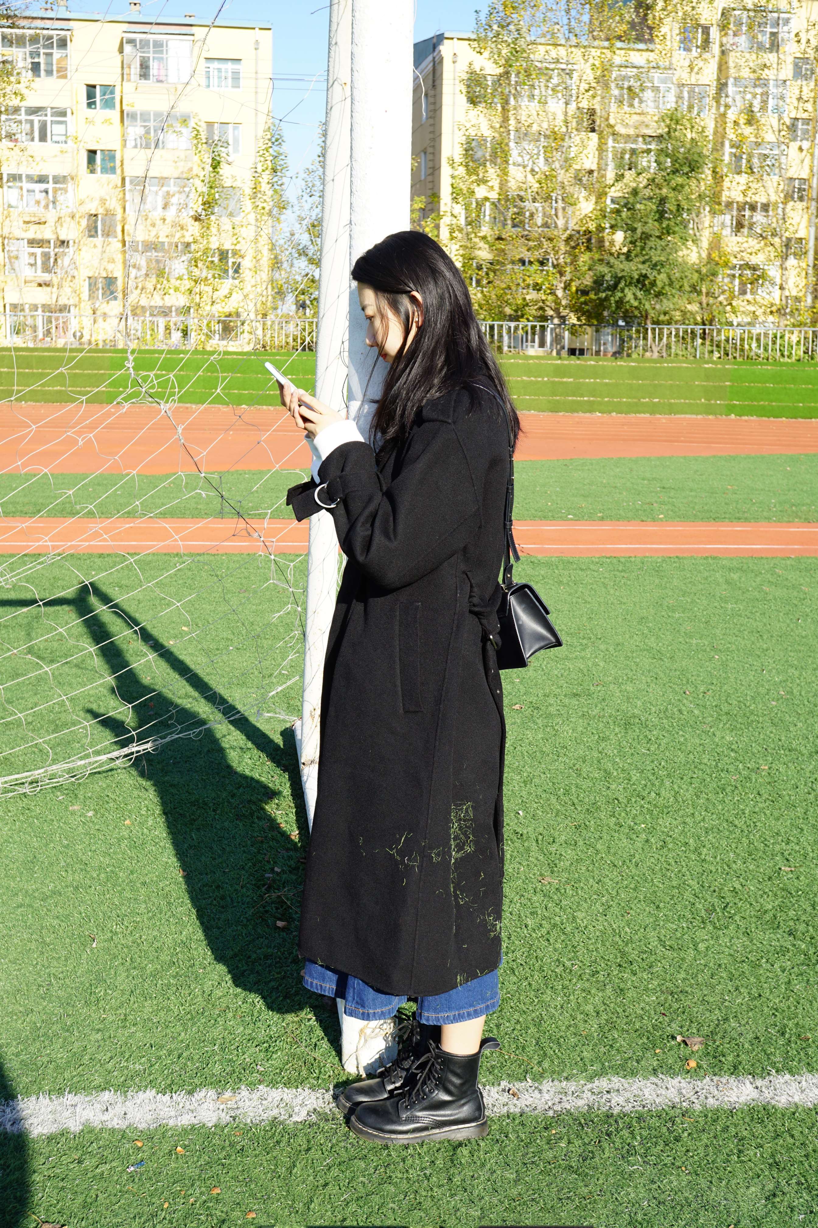 《足球场上的短靴の棉袜脚丫》作品图