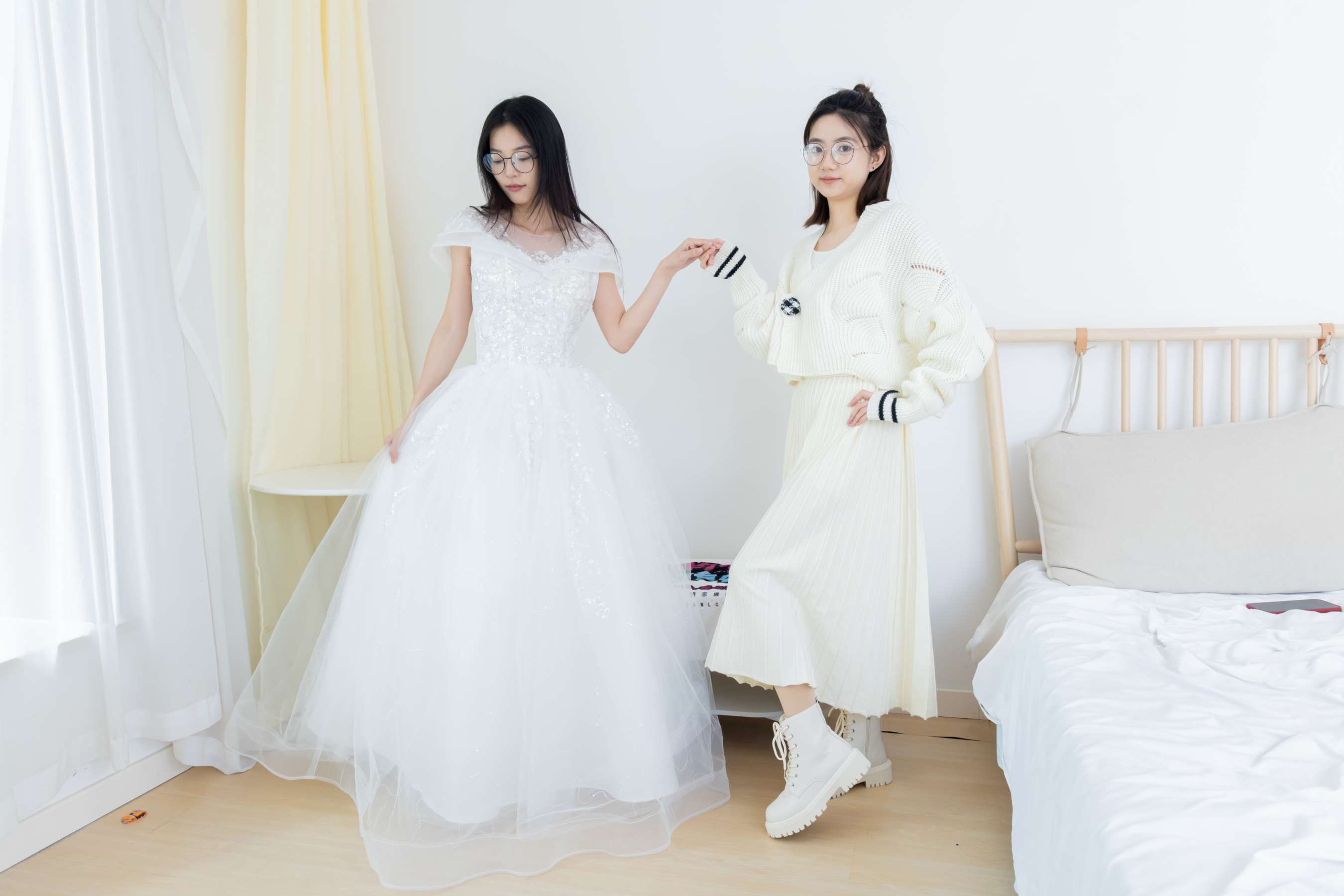 《茯苓&欢欢-高跟鞋、马丁靴、厚白丝、厚肉丝、瑜伽动作、挠脚剧情、婚纱》作品图