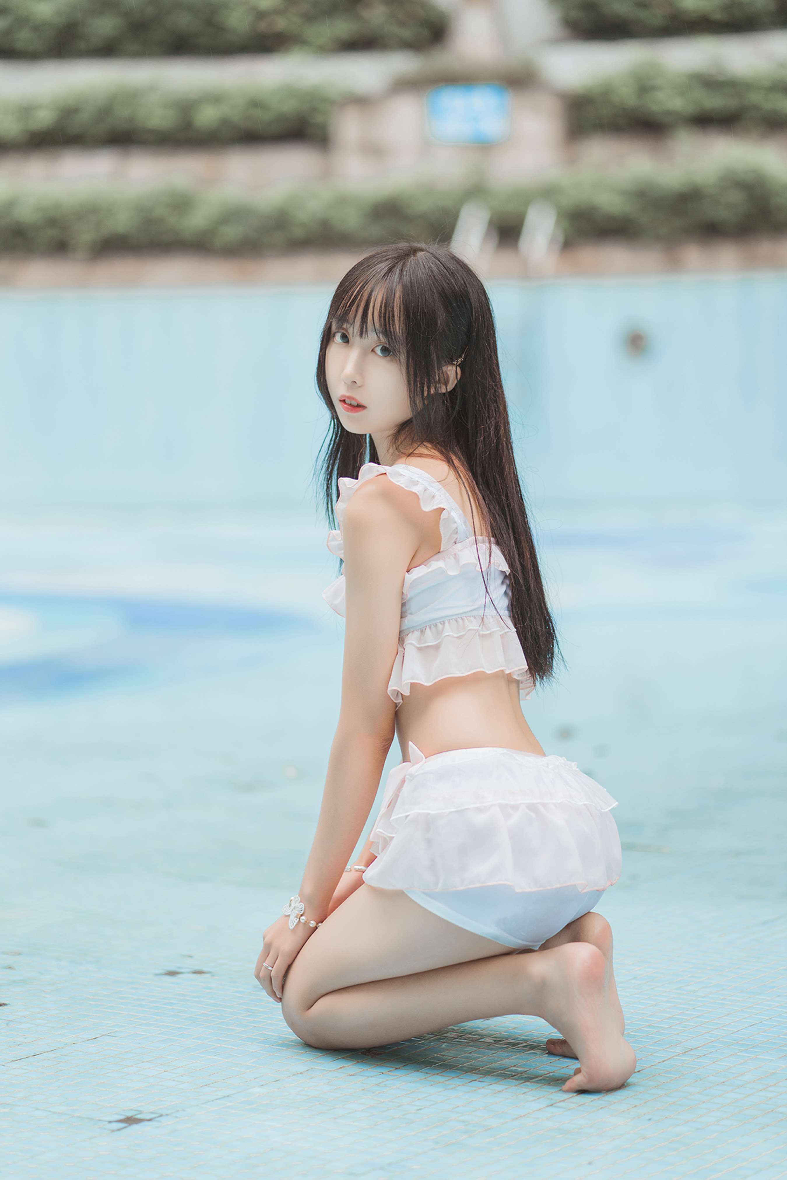 《游泳池的裸足》作品图