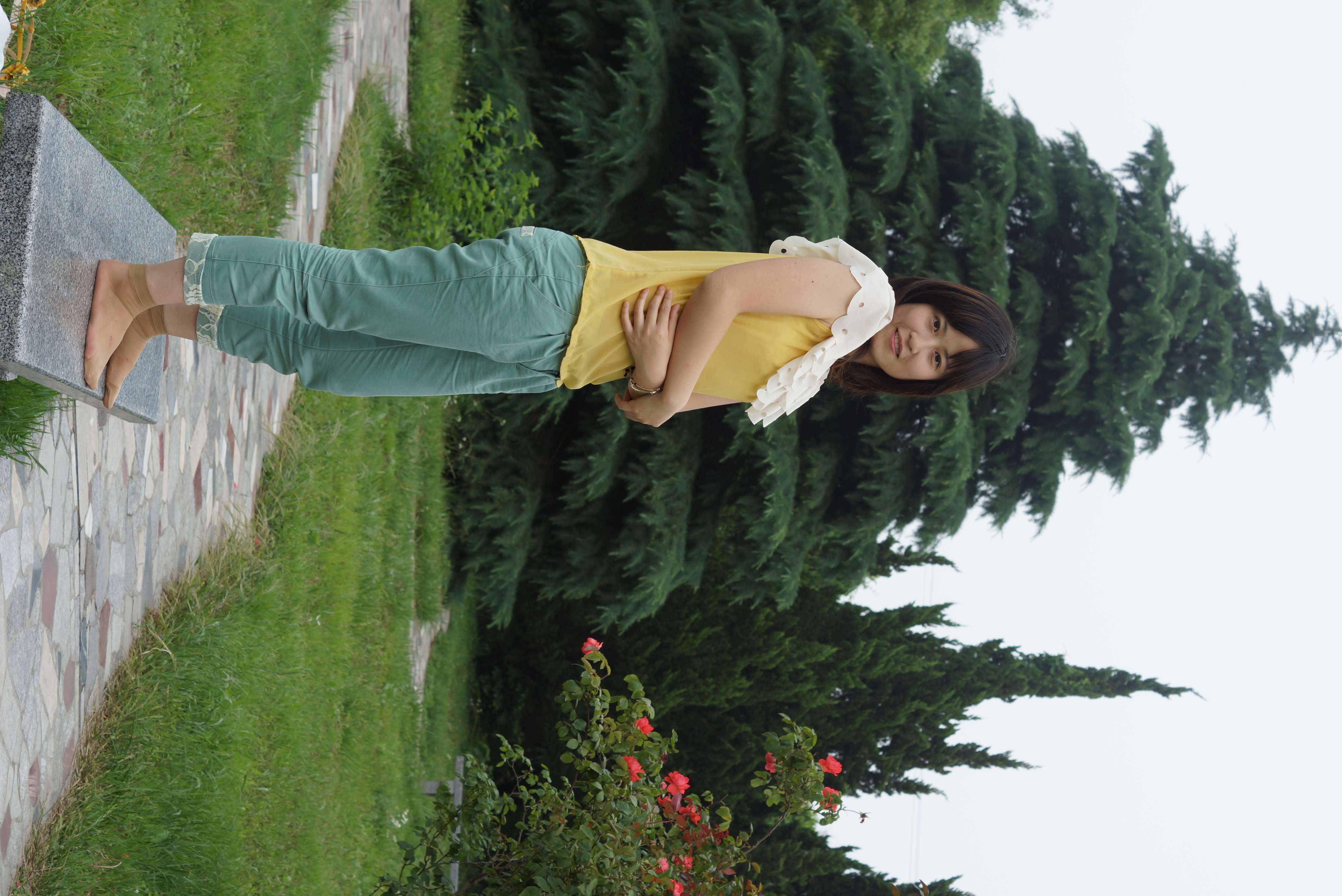 《公园石凳上的短丝脚》作品图