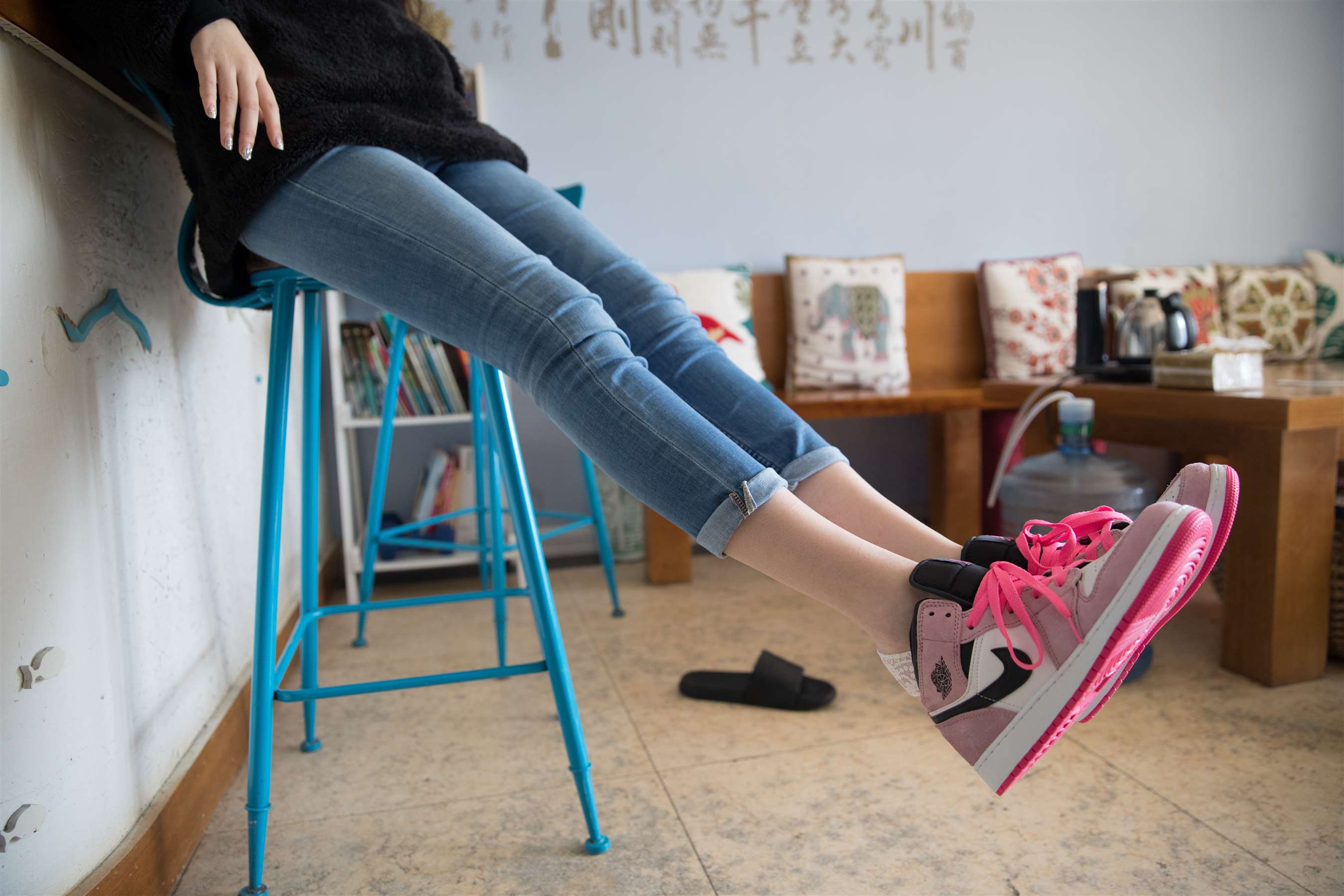 《八分牛仔の船袜脚【视频1个网盘下载】》作品图