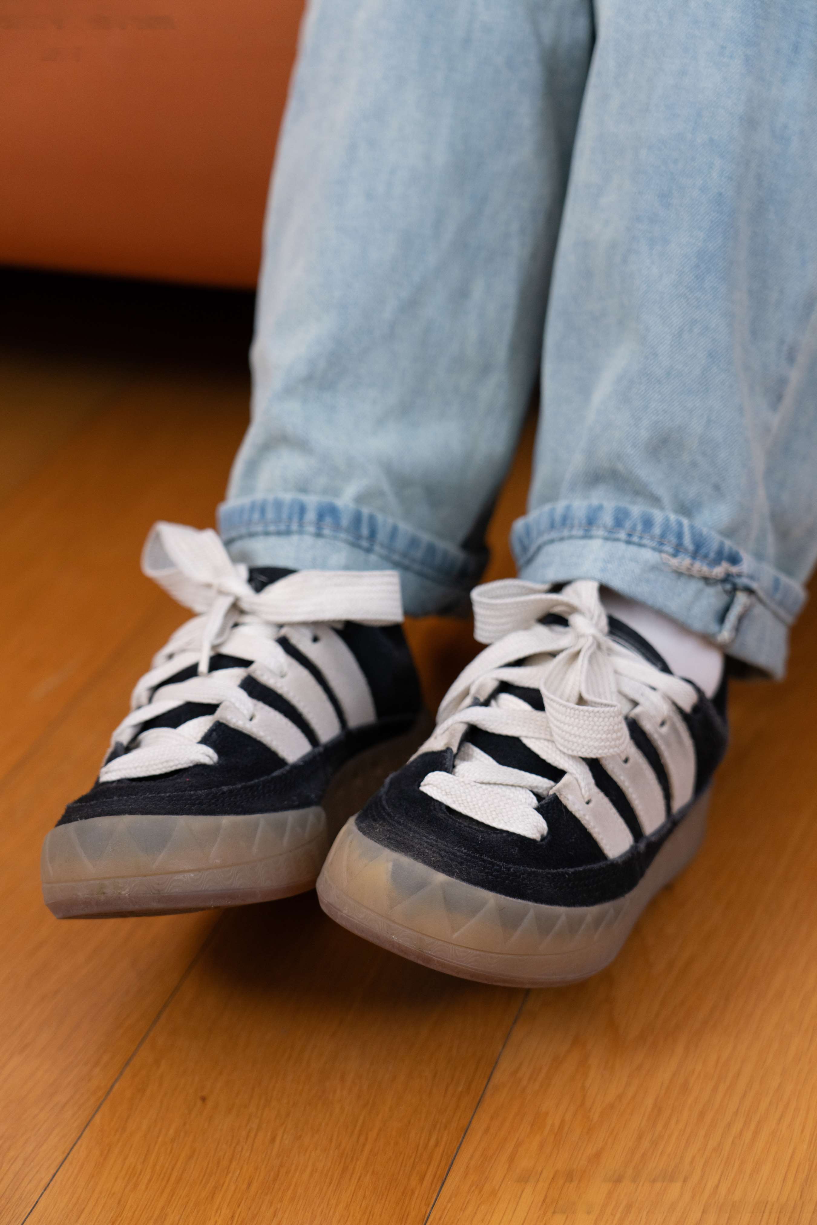 《松松 帆布鞋白棉袜の裸足》作品图